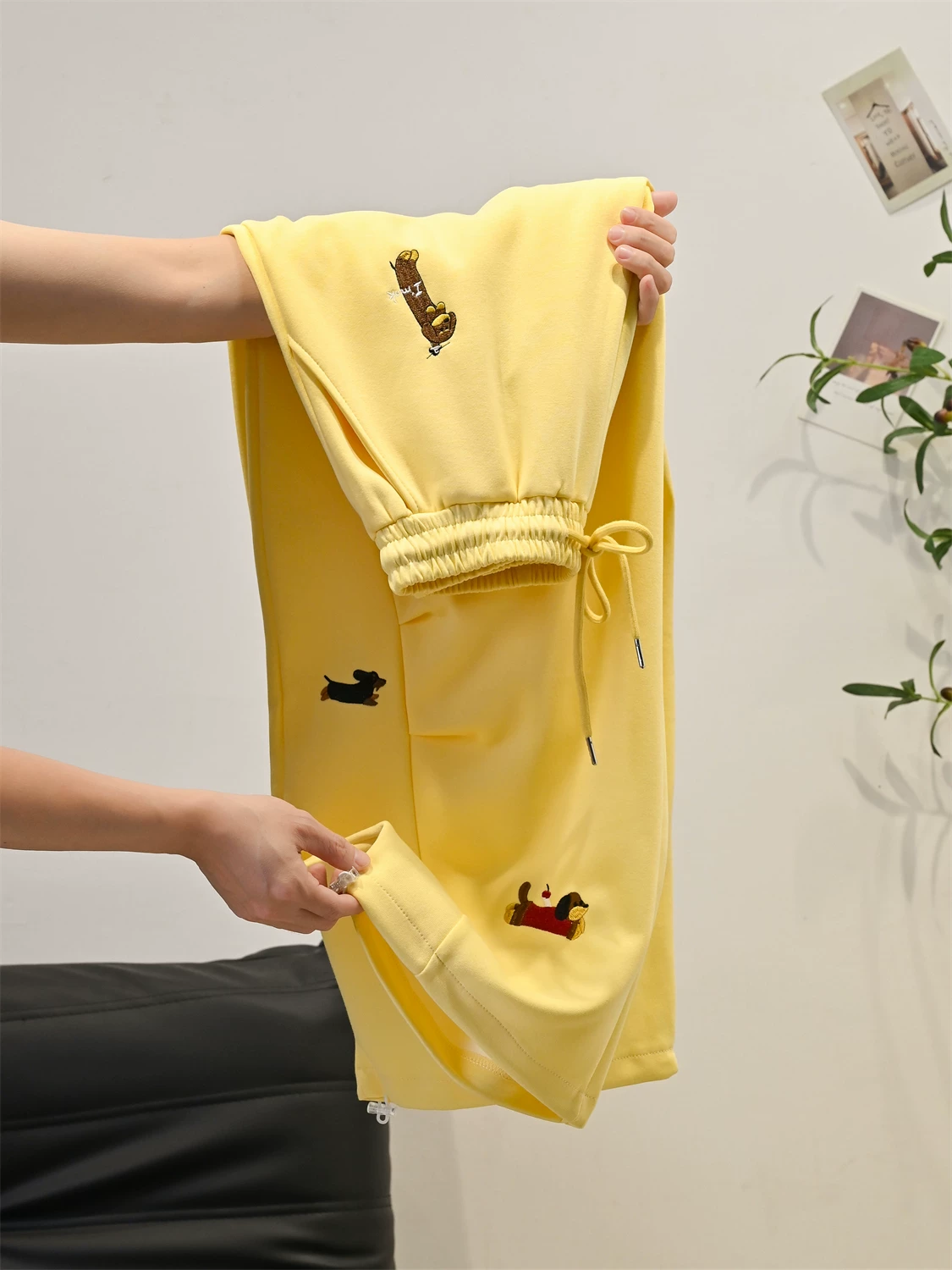 Quần dài thêu hình chó dachshund hoạt hình phong cách Hàn Quốc dành cho nữ, dáng rộng mùa thu đông, phong cách lười biếng, đa năng, quần thể thao ống rộng mềm mại