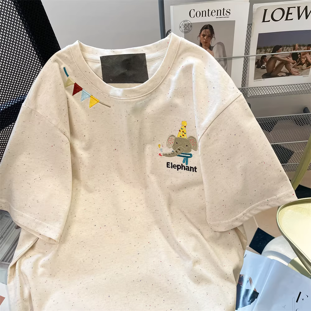 Áo thun ngắn tay thêu hình con voi dễ thương và ngọt ngào theo phong cách Hàn Quốc dành cho nữ, áo trễ vai màu dopamine sang trọng và độc đáo mùa hè.