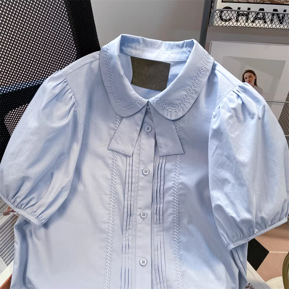 Áo sơ mi cổ búp bê màu xanh dành cho nữ, thiết kế độc đáo, kiểu dáng mùa hè mới 2025, tay phồng ngắn, dáng regular, size nhỏ.