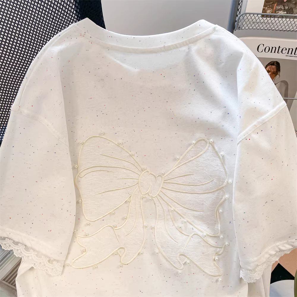 Áo thun ngắn tay thêu nơ kiểu châu Âu dành cho nữ với thiết kế độc đáo và viền ren tinh tế, vai thường, chất liệu cotton nguyên chất.