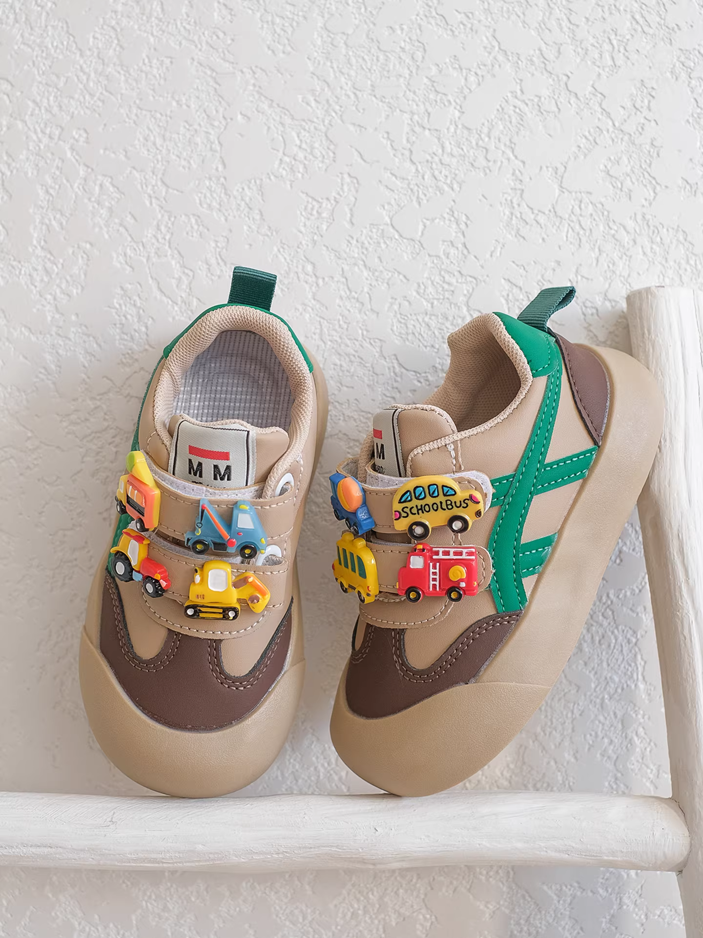 Giày thể thao hình ô tô lót lông cừu cho trẻ em mùa thu đông 2025, giày trẻ nhỏ nam, kiểu dán, đế mềm, phong cách thường ngày