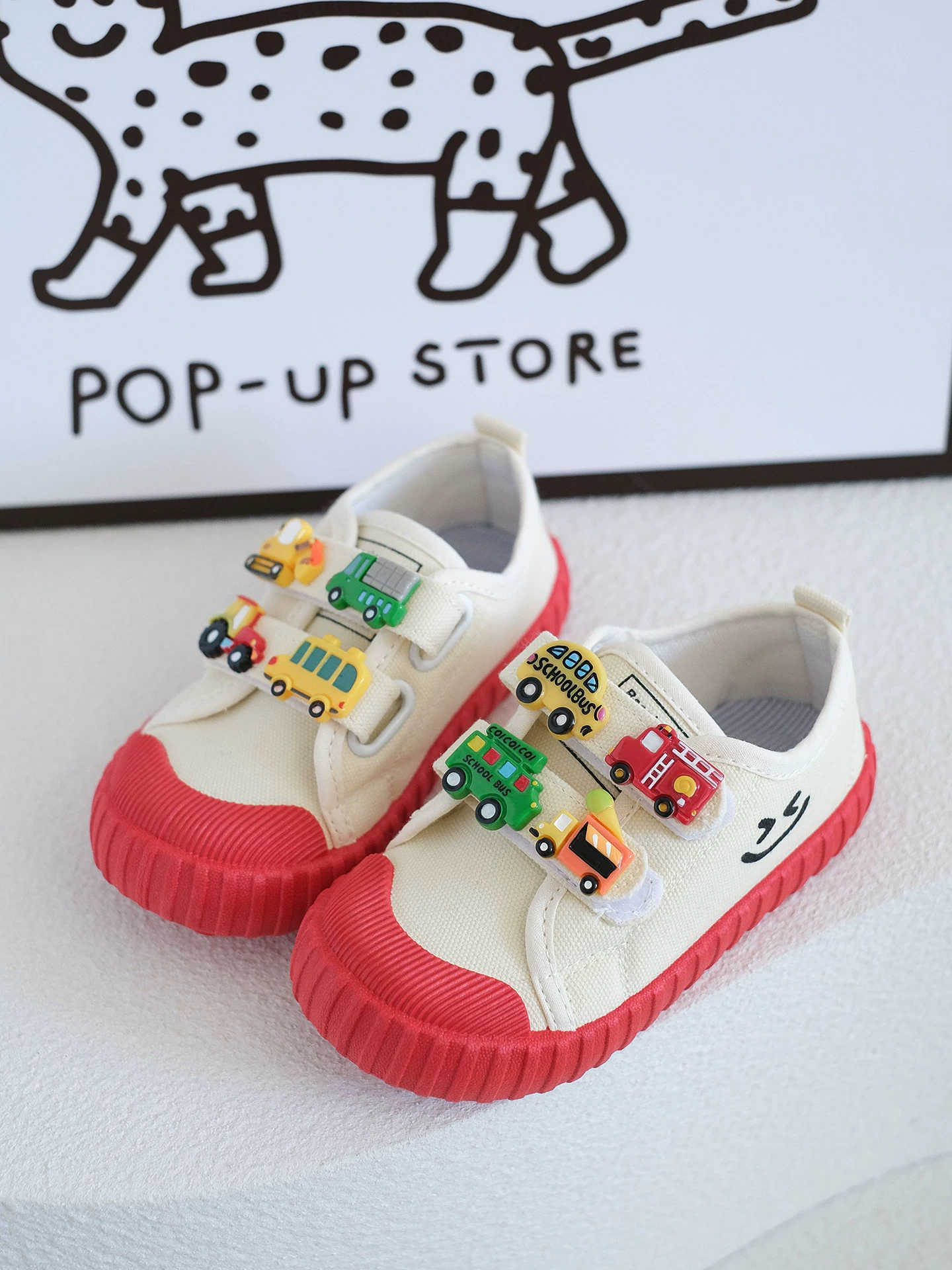 Giày vải Velcro cho bé trai, giày trong nhà theo chủ đề ô tô dành cho mẫu giáo, giày vải mùa thu nhẹ, chống trượt cho bé trai.