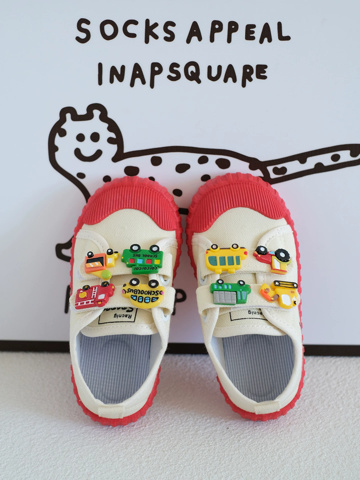 Giày vải Velcro cho bé trai, giày trong nhà theo chủ đề ô tô dành cho mẫu giáo, giày vải mùa thu nhẹ, chống trượt cho bé trai.
