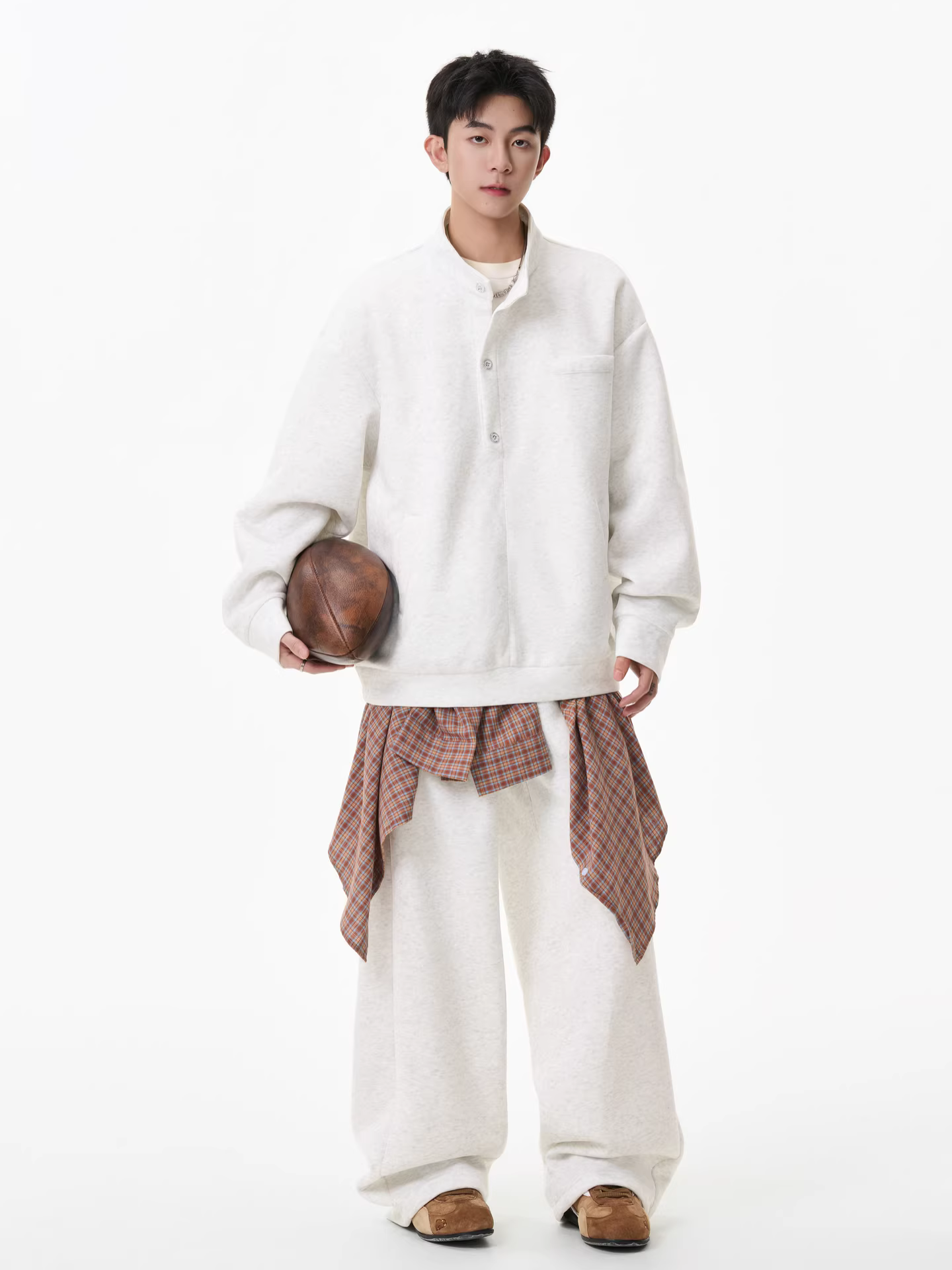 Wukong có sẵn bộ đồ thể thao nam phong cách retro Mỹ, áo nỉ và quần thể thao hai mảnh chất dày, kiểu dáng rộng rãi, hợp xu hướng mùa thu.