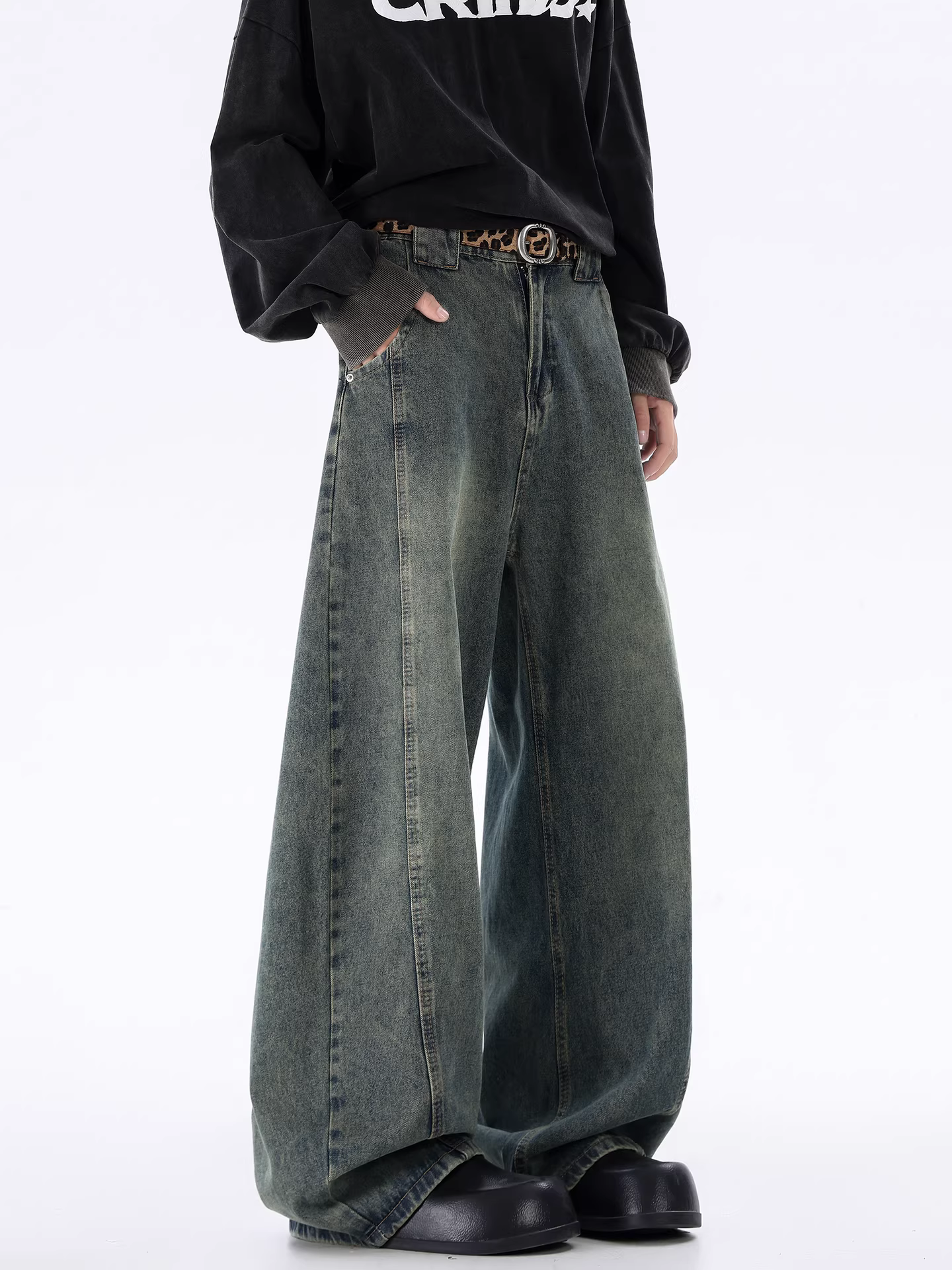 Ngộ Không có sẵn quần jeans nam kiểu Mỹ, thiết kế phá cách, phối vải, giặt mài, dáng rộng, thời trang, đa năng.