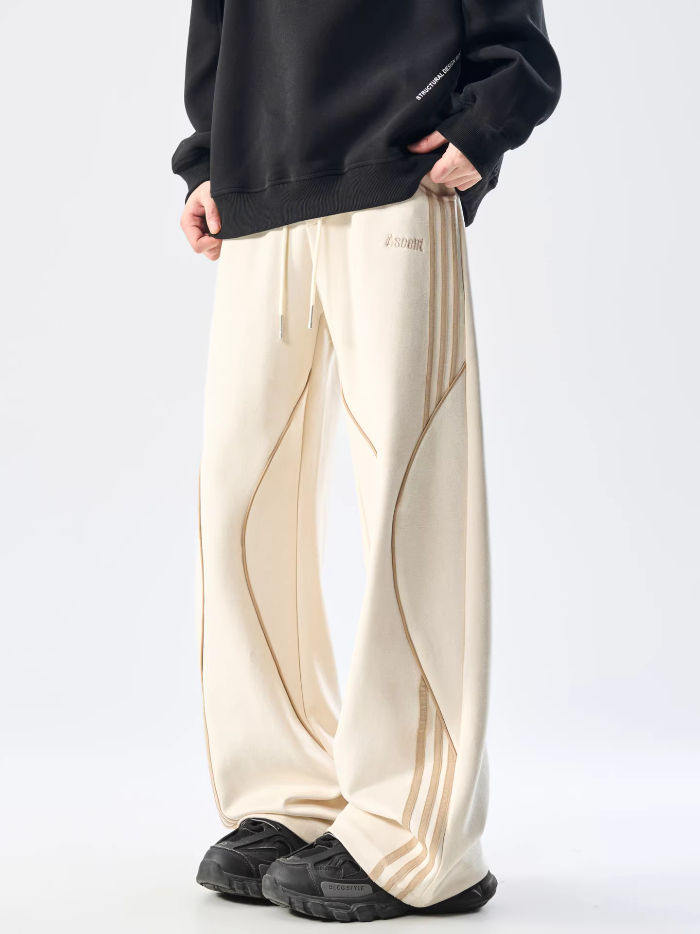 Wukong có sẵn quần thể thao nam kiểu Mỹ, phối vải sọc, chất liệu da lộn, phong cách đường phố thời thượng, dáng rộng, ống thẳng, chất liệu thun thoải mái.