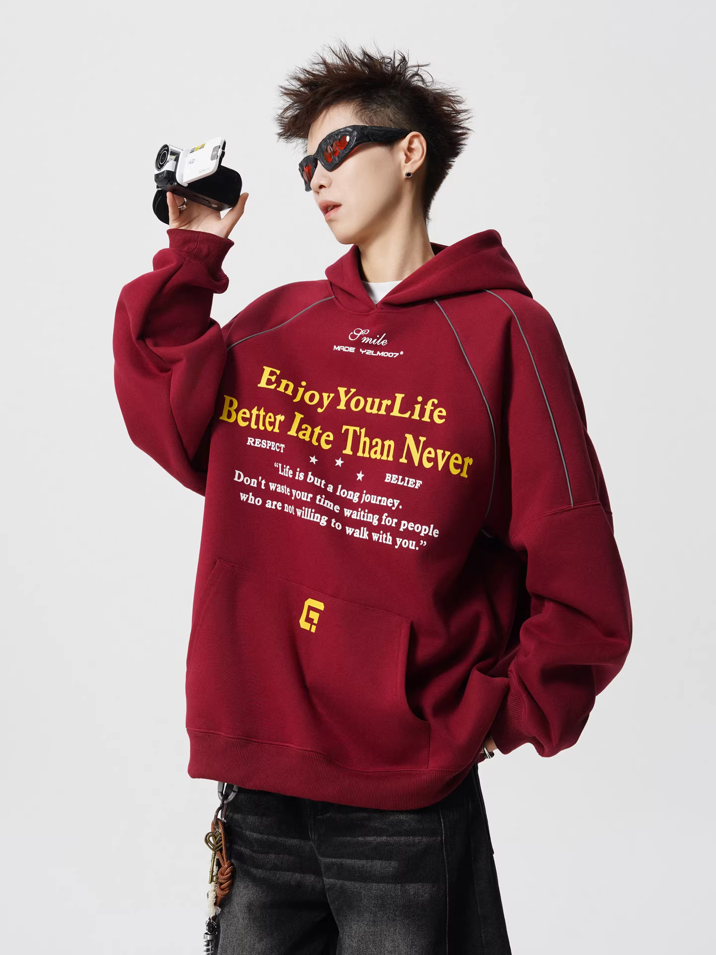 Wukong có sẵn áo hoodie nam in họa tiết retro Mỹ, phối sọc phản quang, kiểu dáng thời thượng, phong cách cặp đôi, rộng rãi và đa năng.