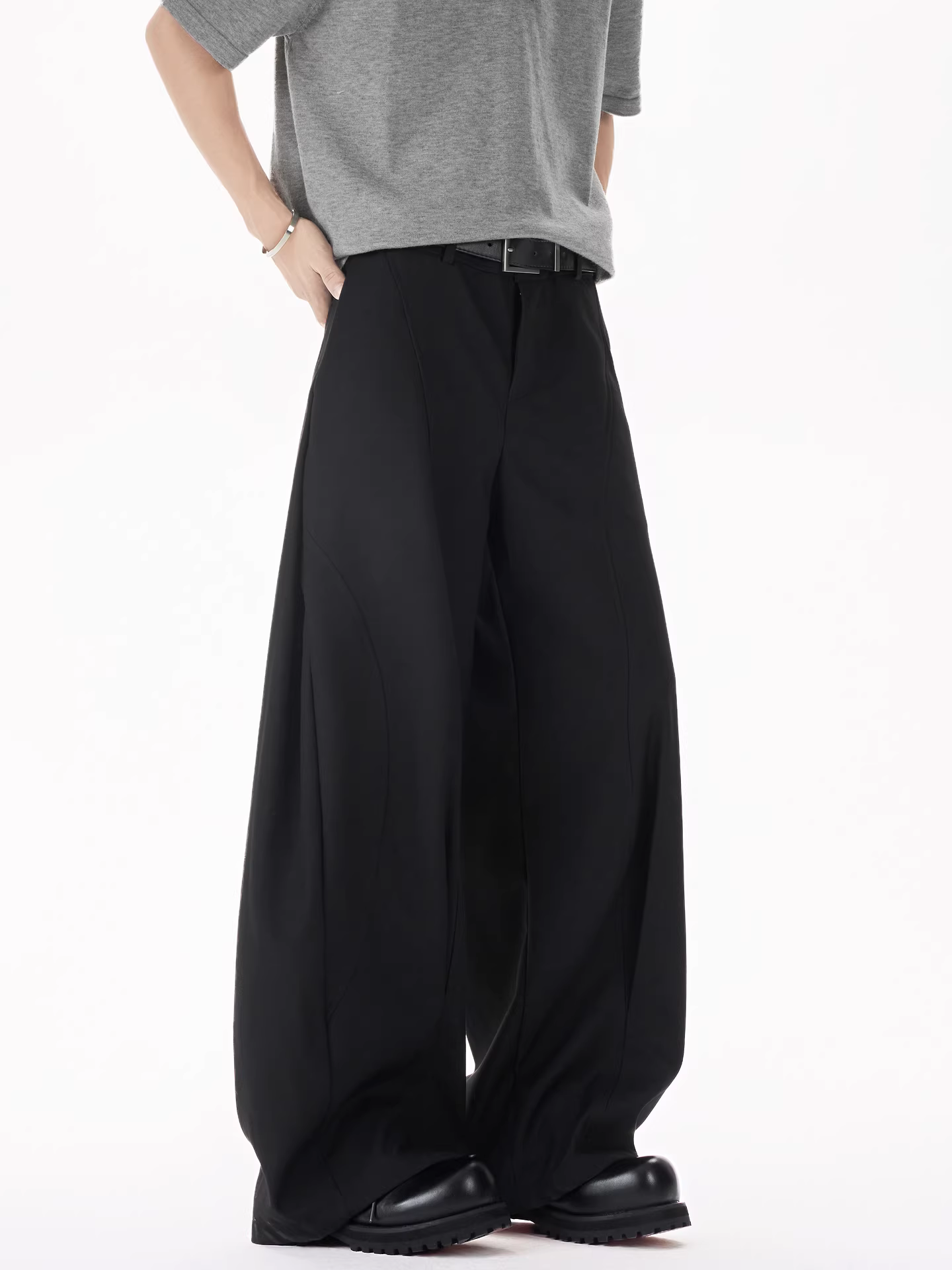 Wukong có sẵn quần âu nam ống rộng may đo ba chiều, đơn giản và cao cấp, đa năng cho cả đi làm và mặc thường ngày.