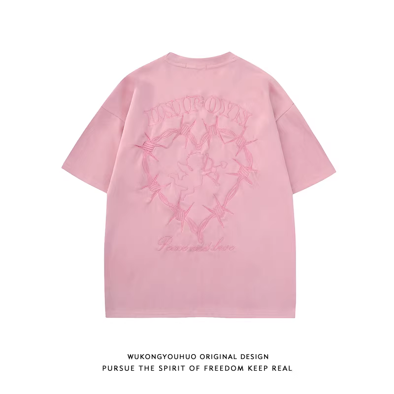 Wukong có sẵn áo thun ngắn tay da lộn thêu hình trái tim gai phong cách Mỹ dành cho nam, áo thun cặp đôi màu hồng dáng rộng cổ điển.