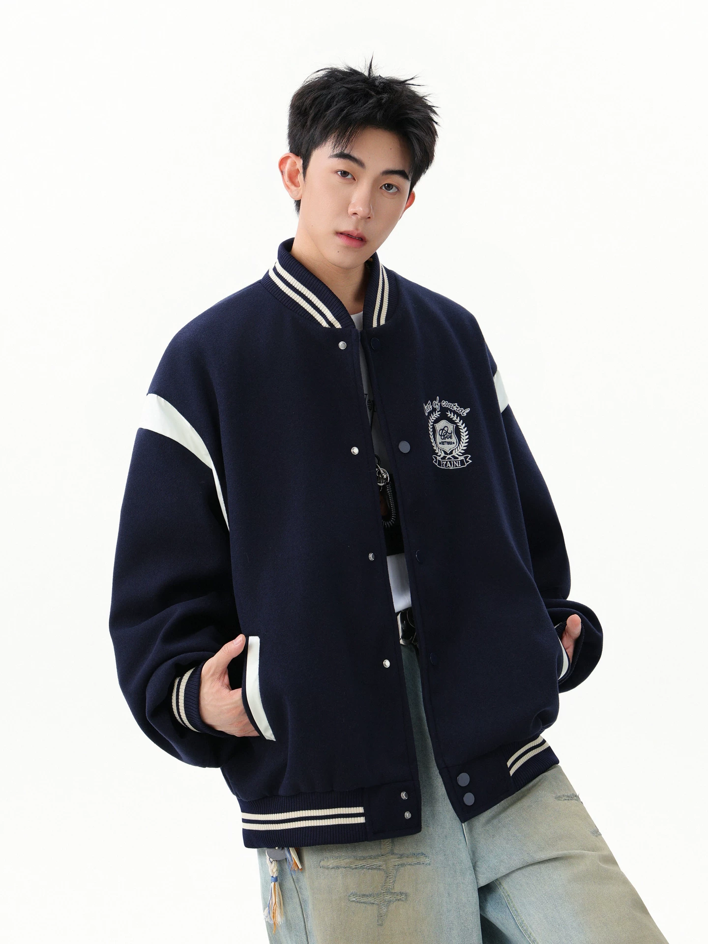 Wukong có sẵn áo khoác bóng chày thêu phong cách đại học cổ điển phối màu dành cho nam và nữ, áo khoác đa năng hợp thời trang mùa thu dành cho cặp đôi.