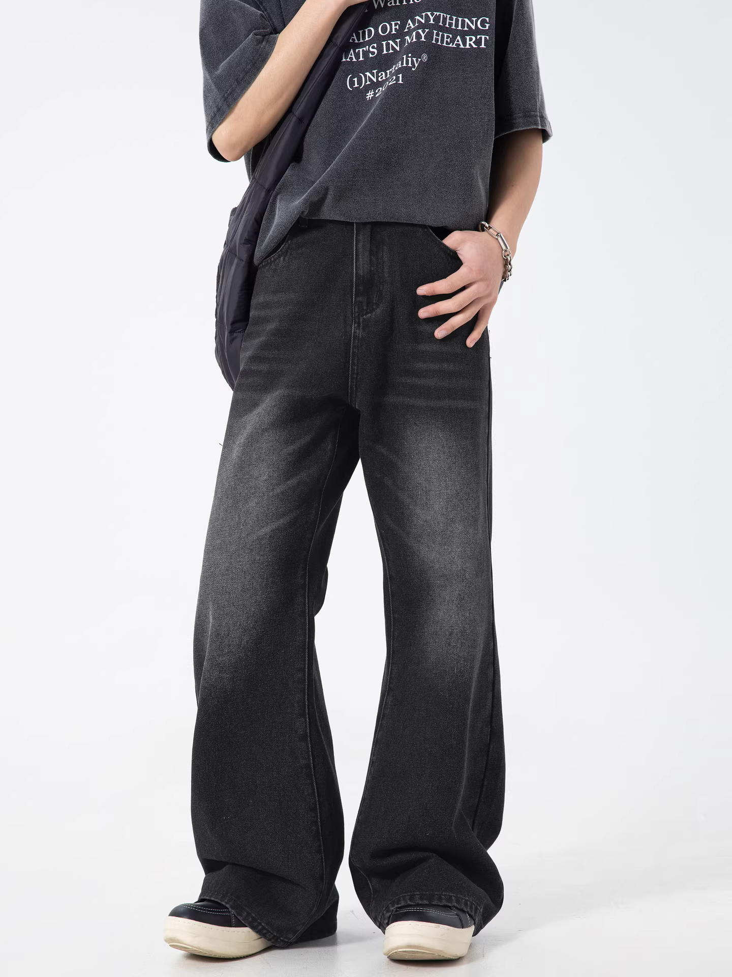 Ngộ Không có sẵn quần jean nam dáng thẳng, kiểu retro, rách cá tính, phong cách Mỹ, rộng rãi và đa năng.