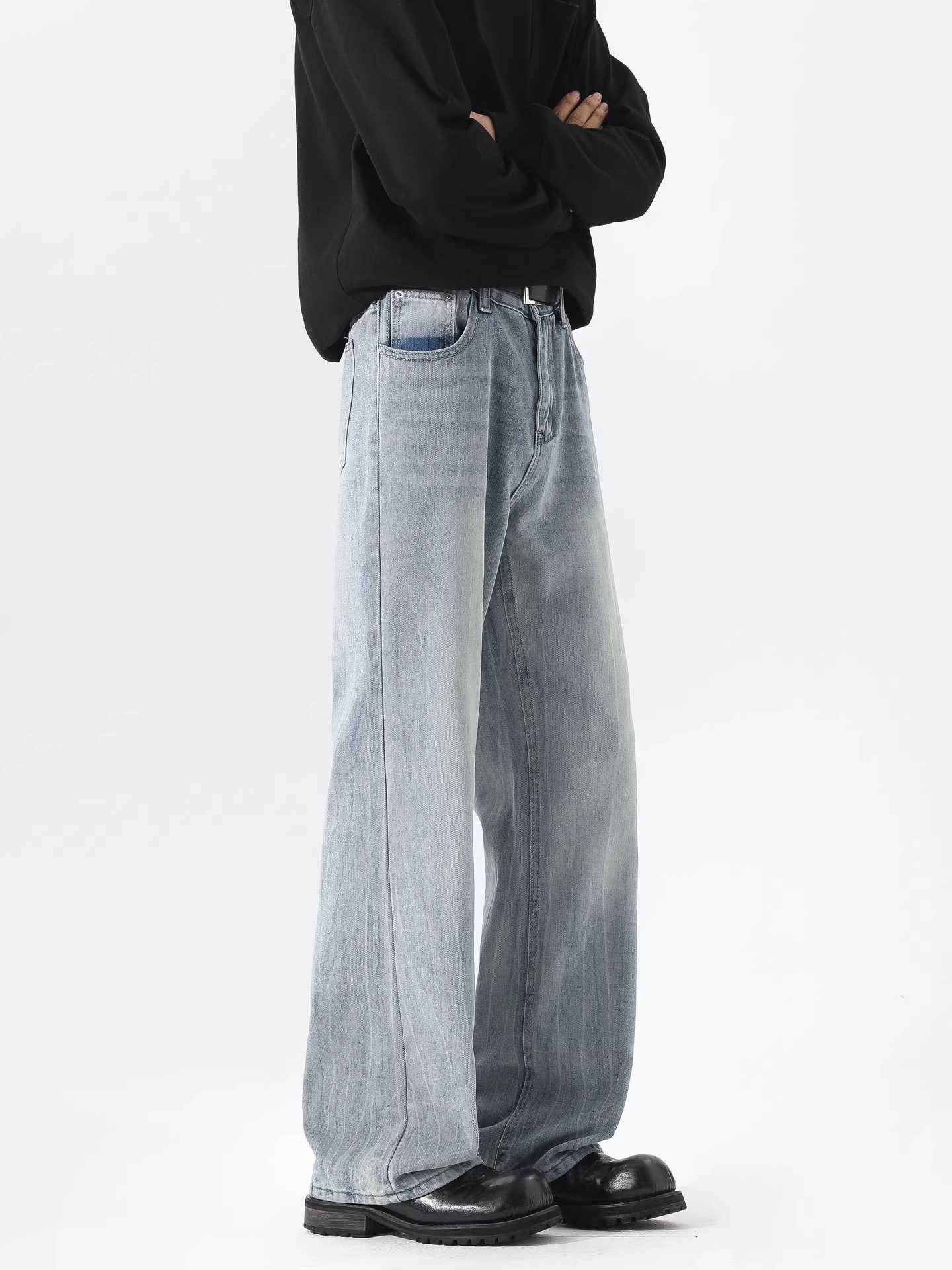 Wukong có sẵn quần jean denim nam kiểu Mỹ, chất liệu washed crackle, dáng cleanfit, phong cách retro, ống loe dài.