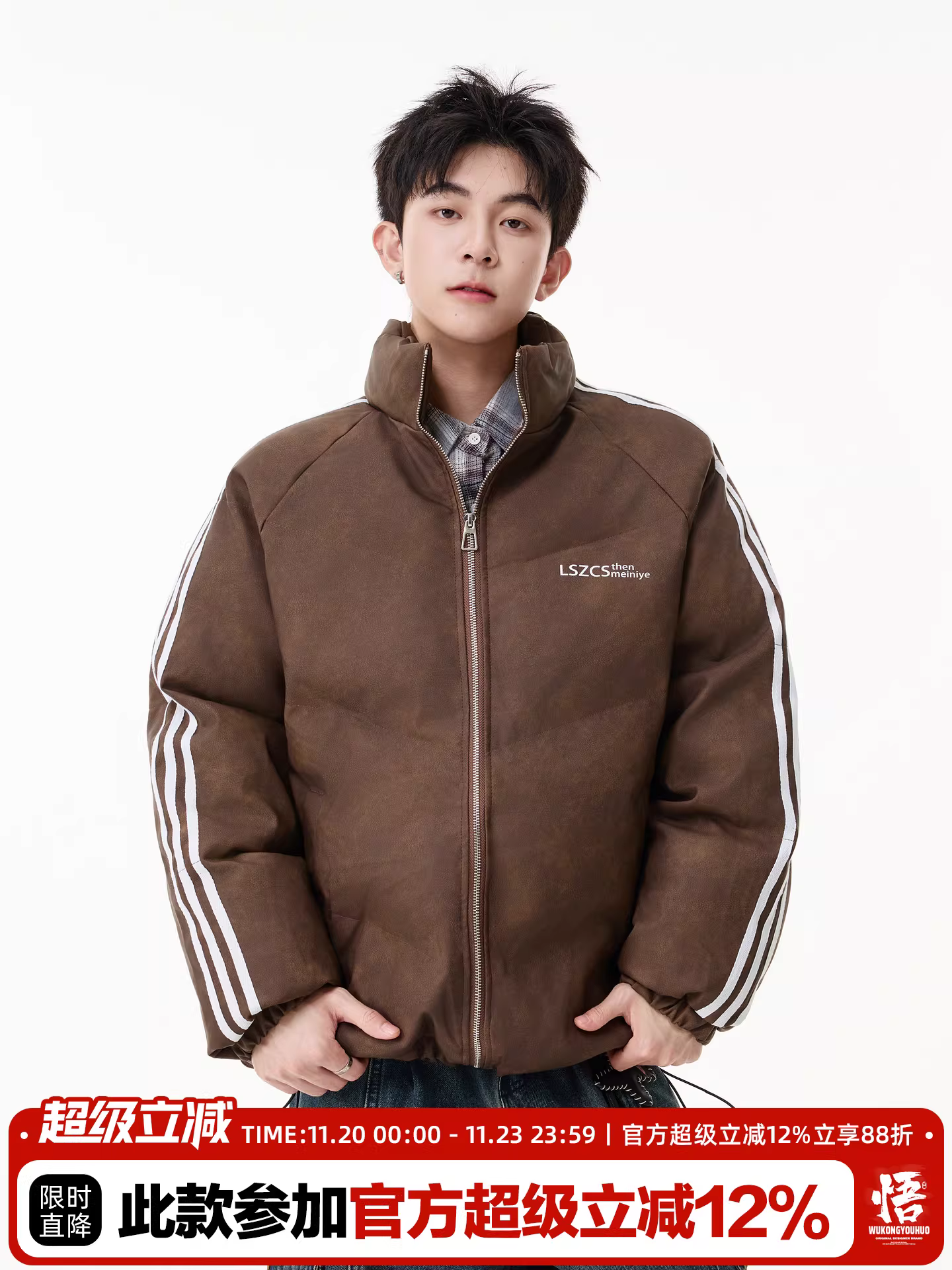 Wukong có sẵn áo khoác cotton cổ đứng dày dặn ba sọc thời trang mùa đông bằng da PU dành cho nam, áo khoác cotton giữ ấm chống gió phong cách Mỹ dành cho cặp đôi.