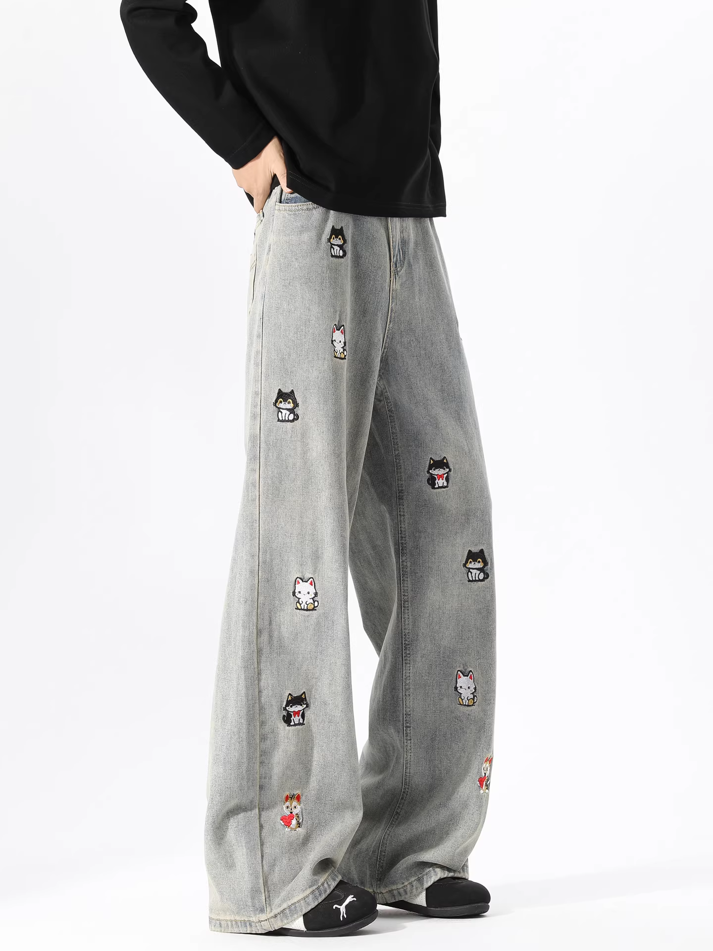Wukong có sẵn quần jean ống thẳng thêu hình mèo theo phong cách Mỹ thời thượng dành cho nam, quần ống rộng đa năng, phong cách đường phố, thoải mái.