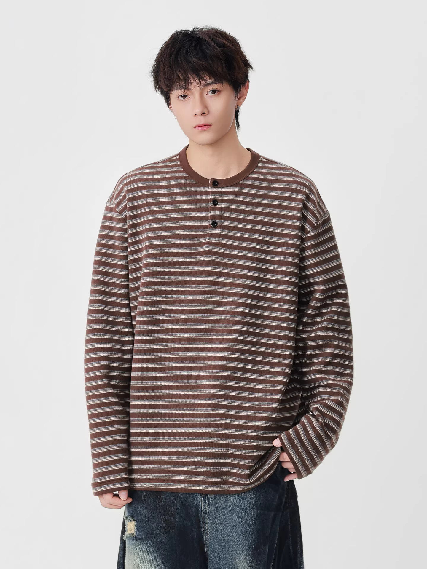 Wukong có sẵn áo thun cổ Henry sọc vintage mùa thu dành cho nam, áo thun dài tay dáng rộng phong cách thời trang dành cho cặp đôi.