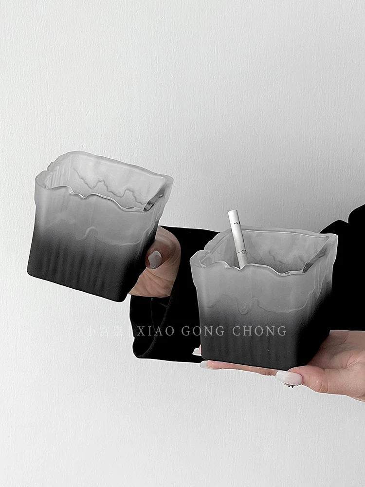 Gạt tàn thuốc phong cách retro độc đáo với cảm giác cao cấp, gạt tàn thuốc bằng kính đen chuyển sắc, chống bay tro, trang trí nhà cửa sáng tạo, sang trọng nhẹ nhàng.