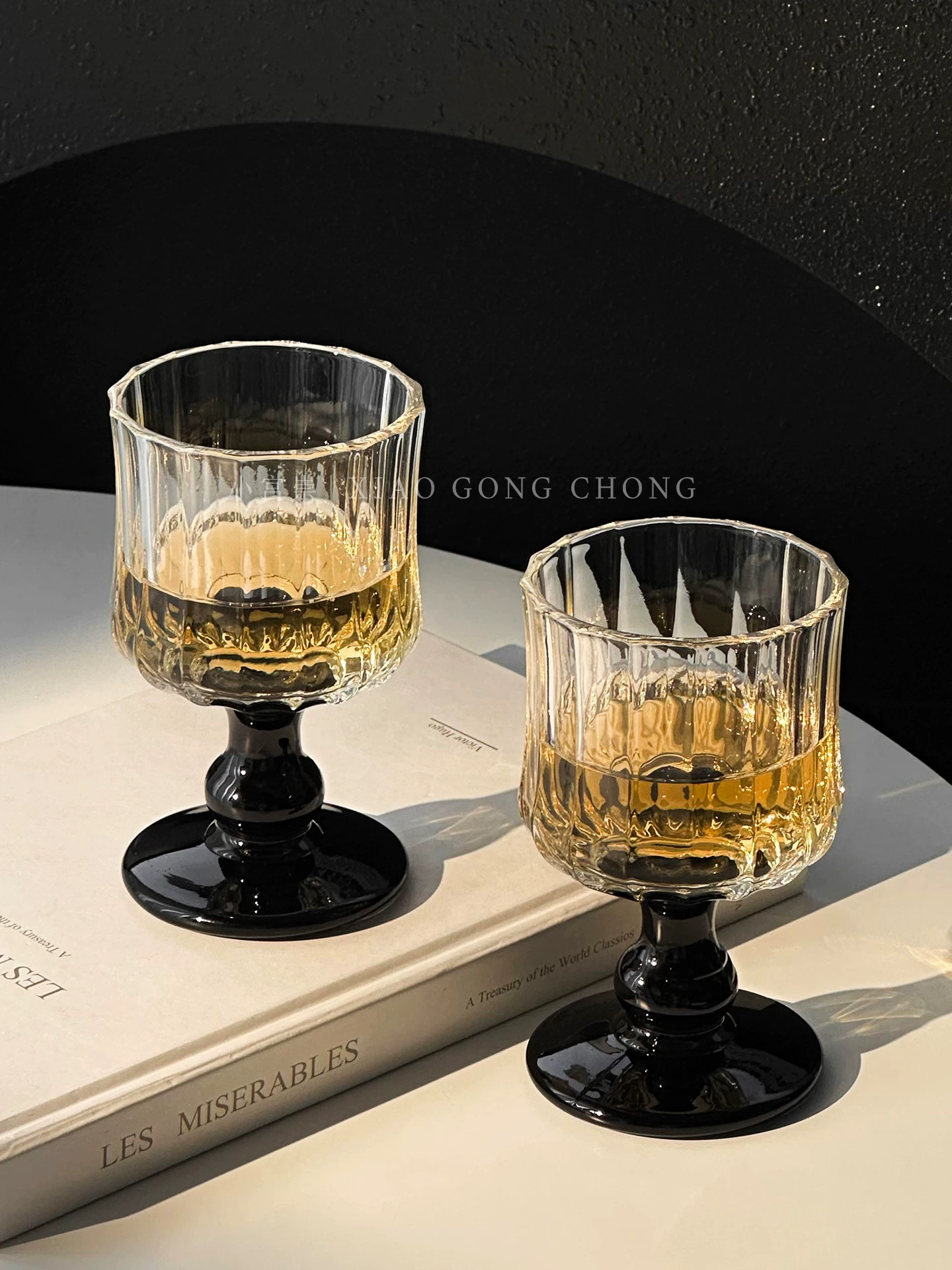 Ly thủy tinh kiểu cổ điển với vẻ ngoài độc đáo, ly cao, ly rượu sâm banh, ly rượu trái cây hơi say, ly uống rượu phong cách Instagram.