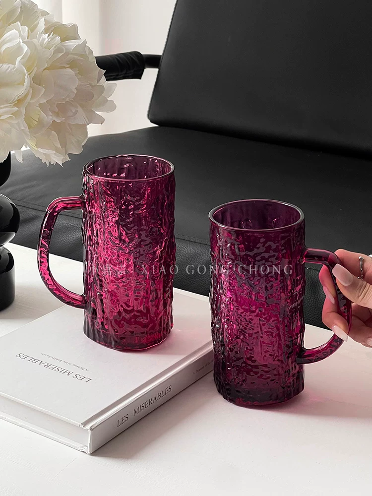Ly thủy tinh màu đỏ hồng phong cách Ins, có vân vỏ cây, đơn giản và thẩm mỹ, thích hợp đựng nước ép, bia và nước dung tích lớn.