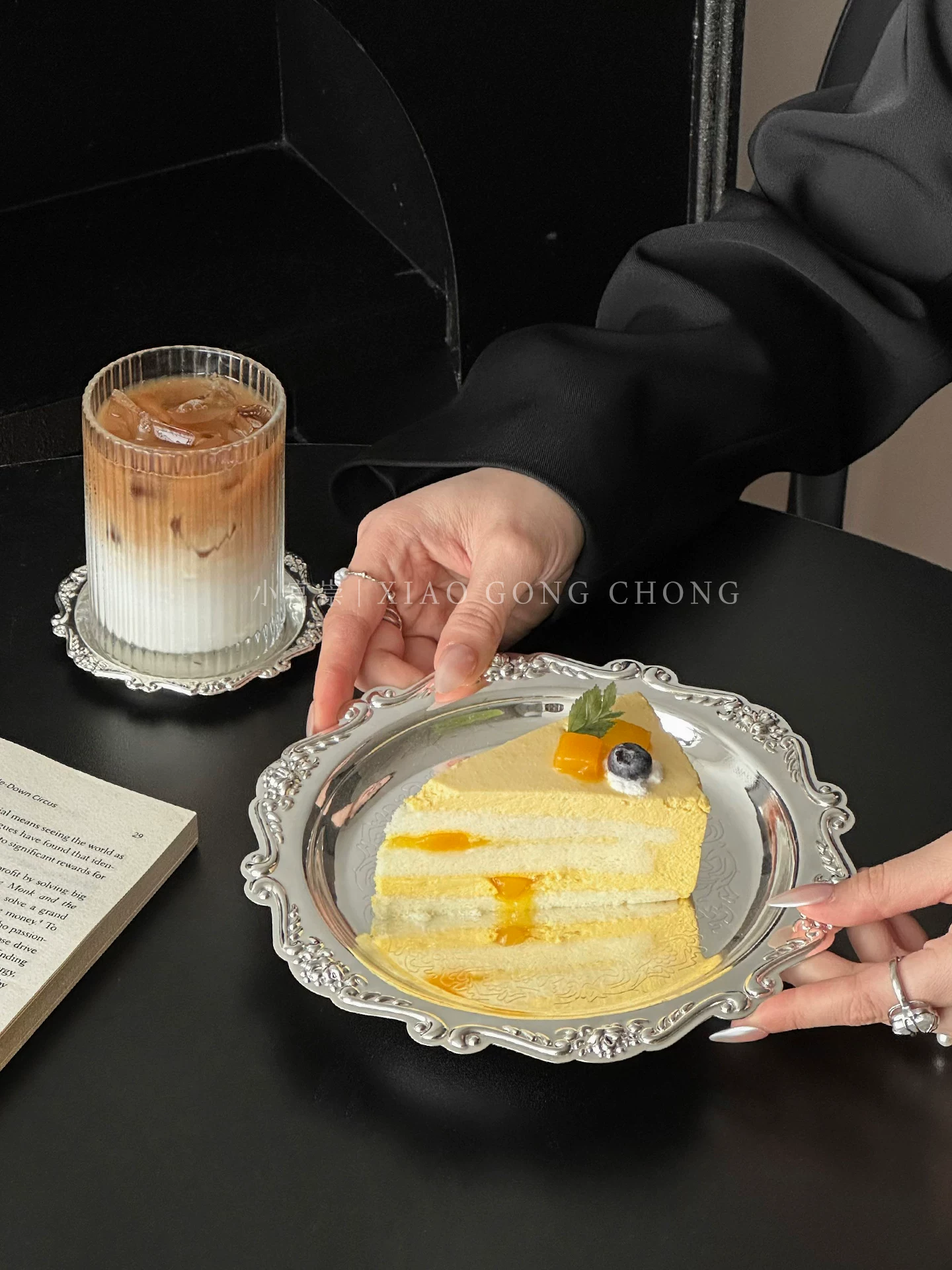 Đĩa tráng miệng kiểu cung điện cổ điển phong cách Ins, khay kim loại chạm khắc cao cấp, đĩa bánh ngọt, đế lót ly, đĩa trà chiều