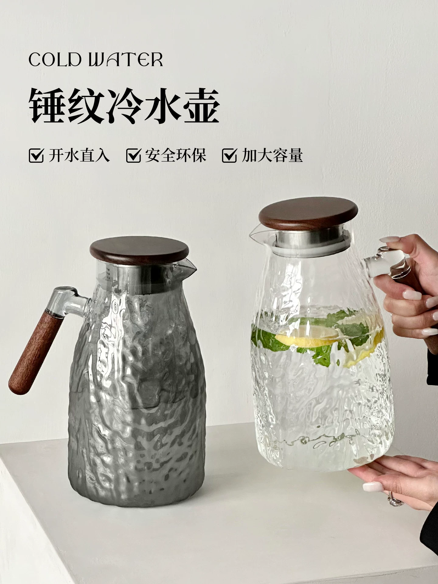 Bình nước lạnh cao cấp họa tiết cây, dùng trong gia đình, làm bằng thủy tinh borosilicate cao cấp có tay cầm bằng gỗ, chịu nhiệt cao, dung tích lớn, thích hợp pha trà hoa quả và pha trà.