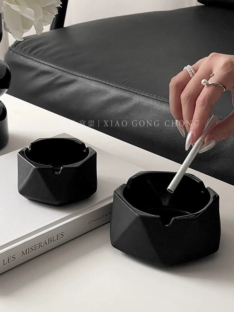 Gạt tàn thuốc cao cấp thiết kế độc đáo màu đen mờ hình học ba chiều, vật trang trí bằng kính sáng tạo cho nhà và văn phòng
