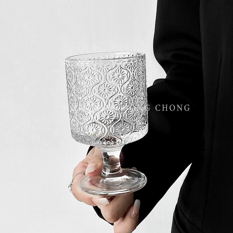 Ly thủy tinh cao hoa hướng dương nổi gân, có giá trị thẩm mỹ cao và thiết kế lấy cảm hứng từ phong cách Ins, thích hợp để uống cà phê, nước ép hoặc rượu.