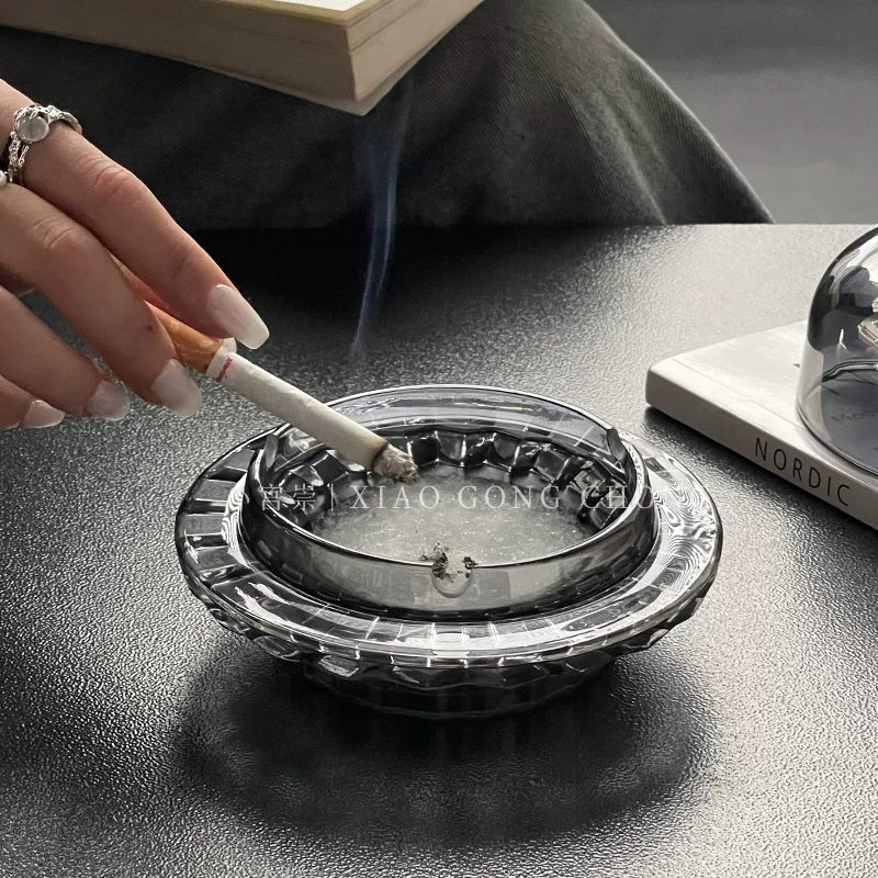 Gạt tàn kiểu châu Âu sang trọng nhẹ nhàng, mang lại cảm giác cao cấp, có nắp đậy để ngăn bụi tro bay, giá đỡ thuốc lá kiểu cung điện, giá đỡ xì gà trang trí thời trang và hợp xu hướng.