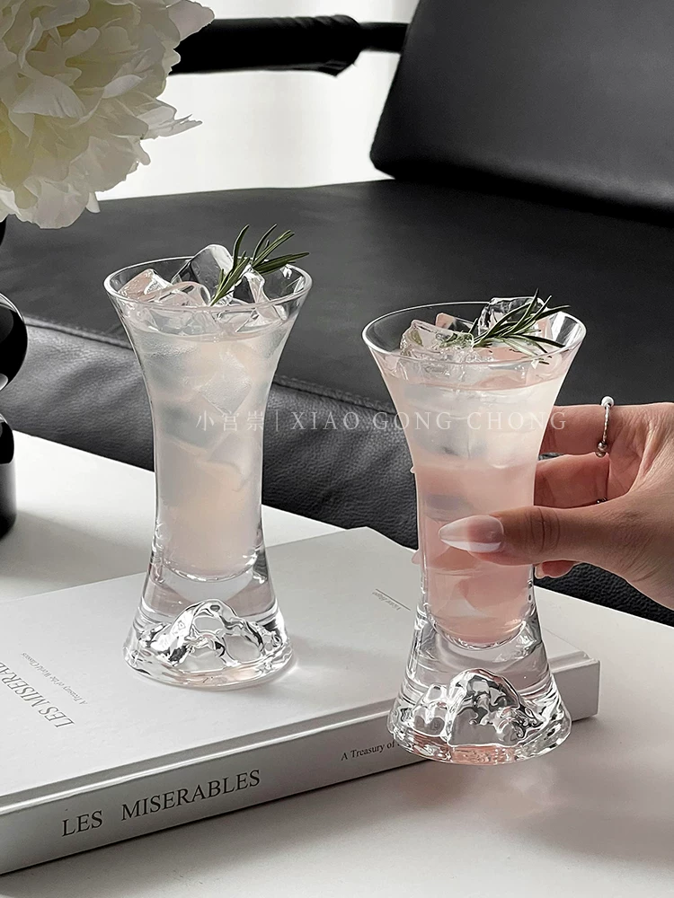 Ly thủy tinh pha lê cao cấp, kiểu dáng thon gọn, thích hợp ngắm cảnh, dùng được cho nước ép, rượu sâm banh, cocktail và đồ uống lạnh.