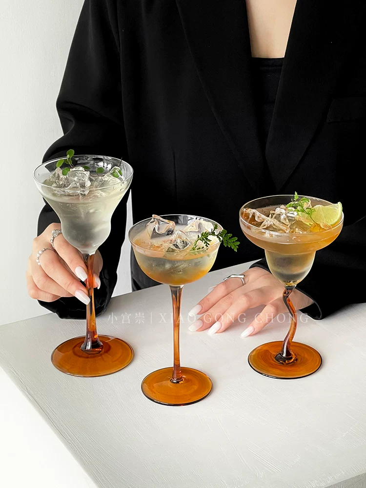 Ly cocktail màu cà phê độc đáo, ly margarita cong hơi say rượu xinh xắn như trên Instagram, ly uống đồ uống đặc biệt sáng tạo, ly cao, ly rượu sâm banh.