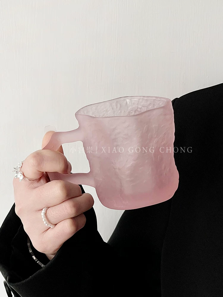Ly thủy tinh màu hồng phong cách Ins có tay cầm, thẩm mỹ cao, thích hợp dùng trong nhà, ly nước ép, ly cà phê, ly nước giải khát, ly nước.