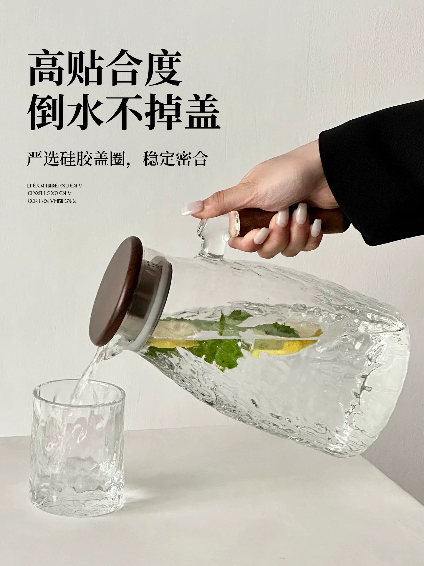 Bình nước lạnh cao cấp họa tiết cây, dùng trong gia đình, làm bằng thủy tinh borosilicate cao cấp có tay cầm bằng gỗ, chịu nhiệt cao, dung tích lớn, thích hợp pha trà hoa quả và pha trà.