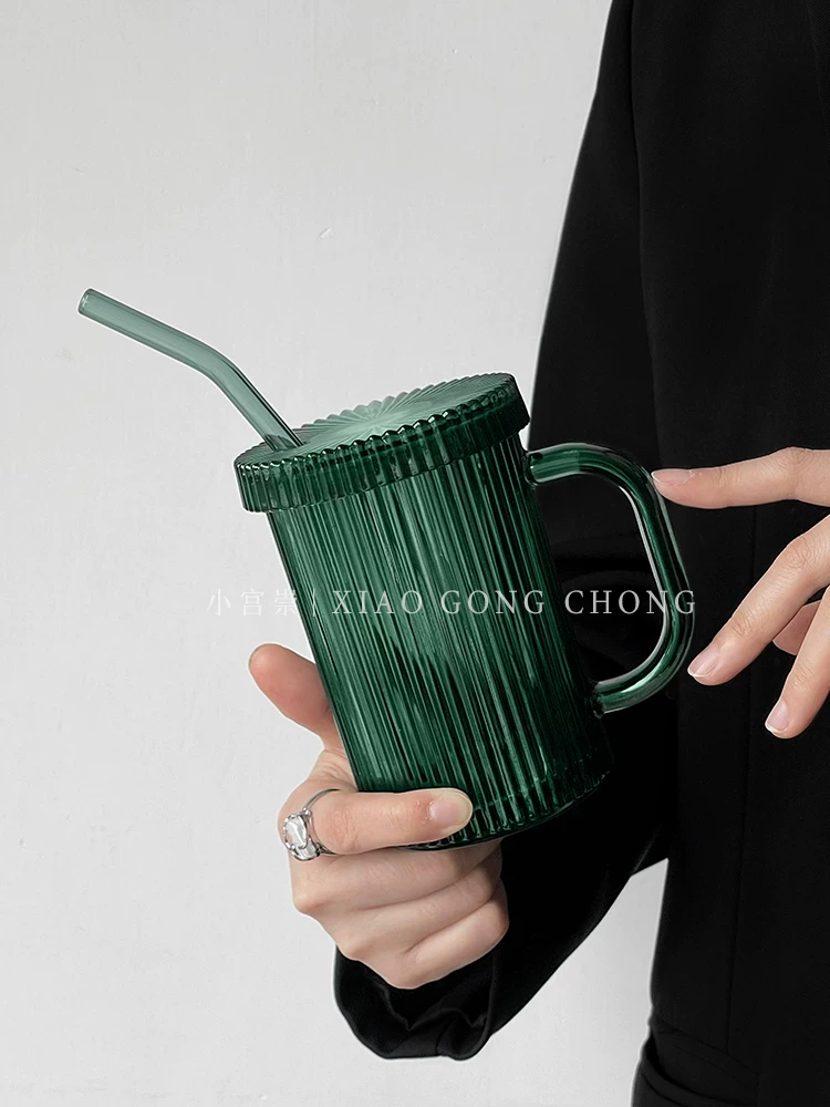 Ly thủy tinh cổ điển màu ngọc lục bảo có sọc cổ điển, có tay cầm, nắp và ống hút dùng trong nhà.