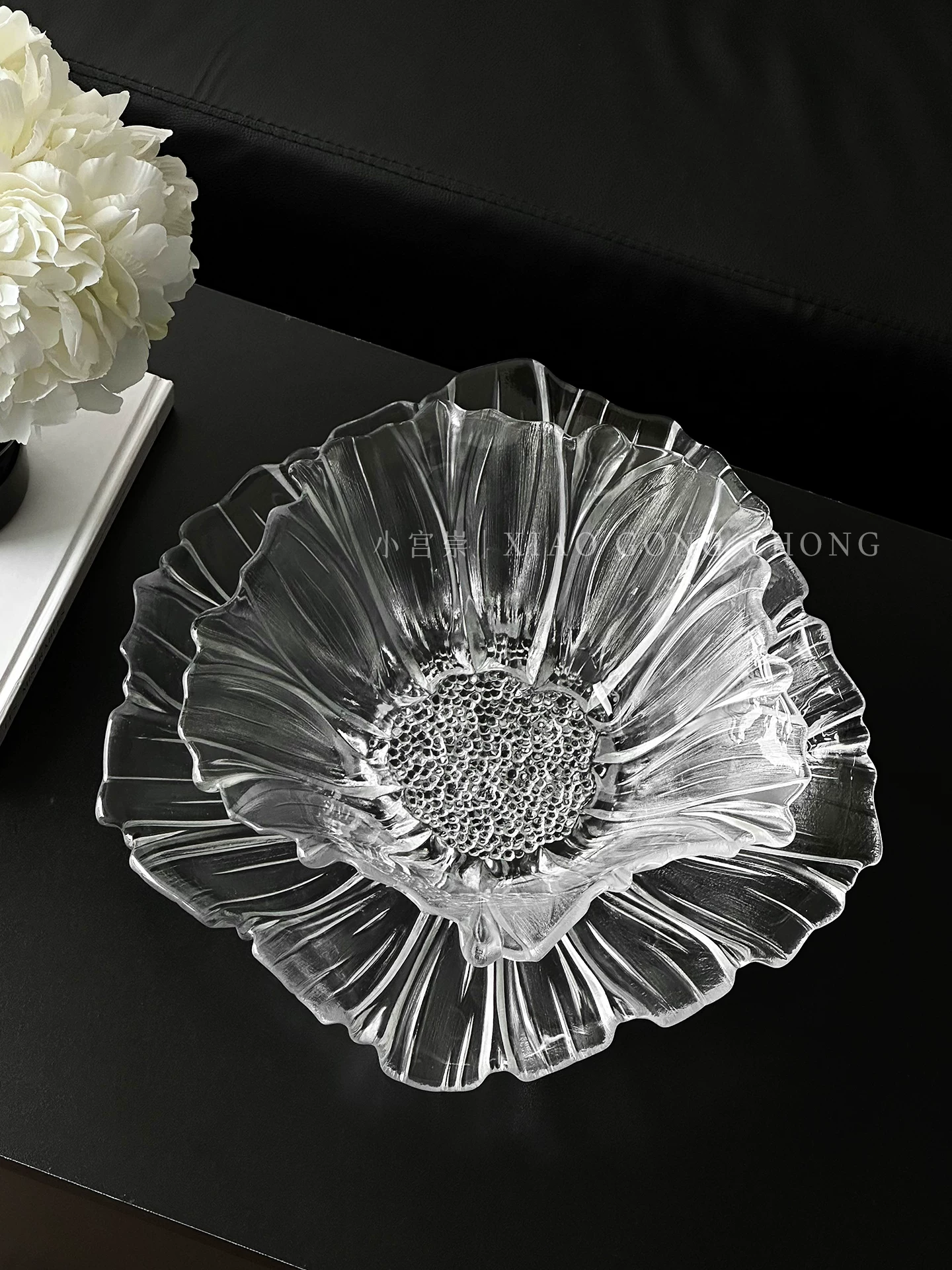 Đĩa đựng trái cây bằng thủy tinh dùng trong nhà ở bàn cà phê trong phòng khách, đĩa đựng trái cây khô cao cấp sang trọng nhẹ nhàng, bát đựng trái cây đẹp và tinh tế, đĩa trưng bày đồ ăn nhẹ.