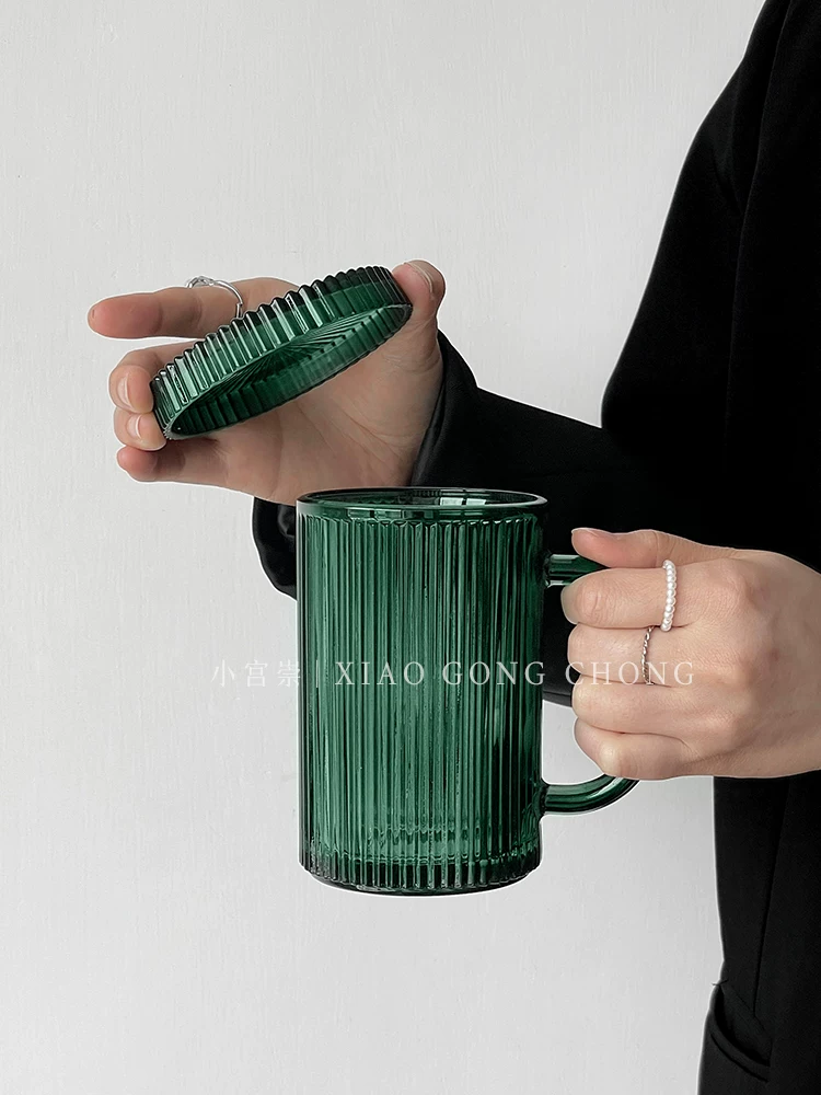 Ly thủy tinh cổ điển màu ngọc lục bảo có sọc cổ điển, có tay cầm, nắp và ống hút dùng trong nhà.