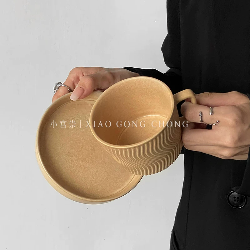 Bộ tách trà và đĩa sứ họa tiết retro Nhật Bản, thiết kế độc đáo, phong cách rustic, dùng để pha cà phê latte nghệ thuật, uống trà chiều.