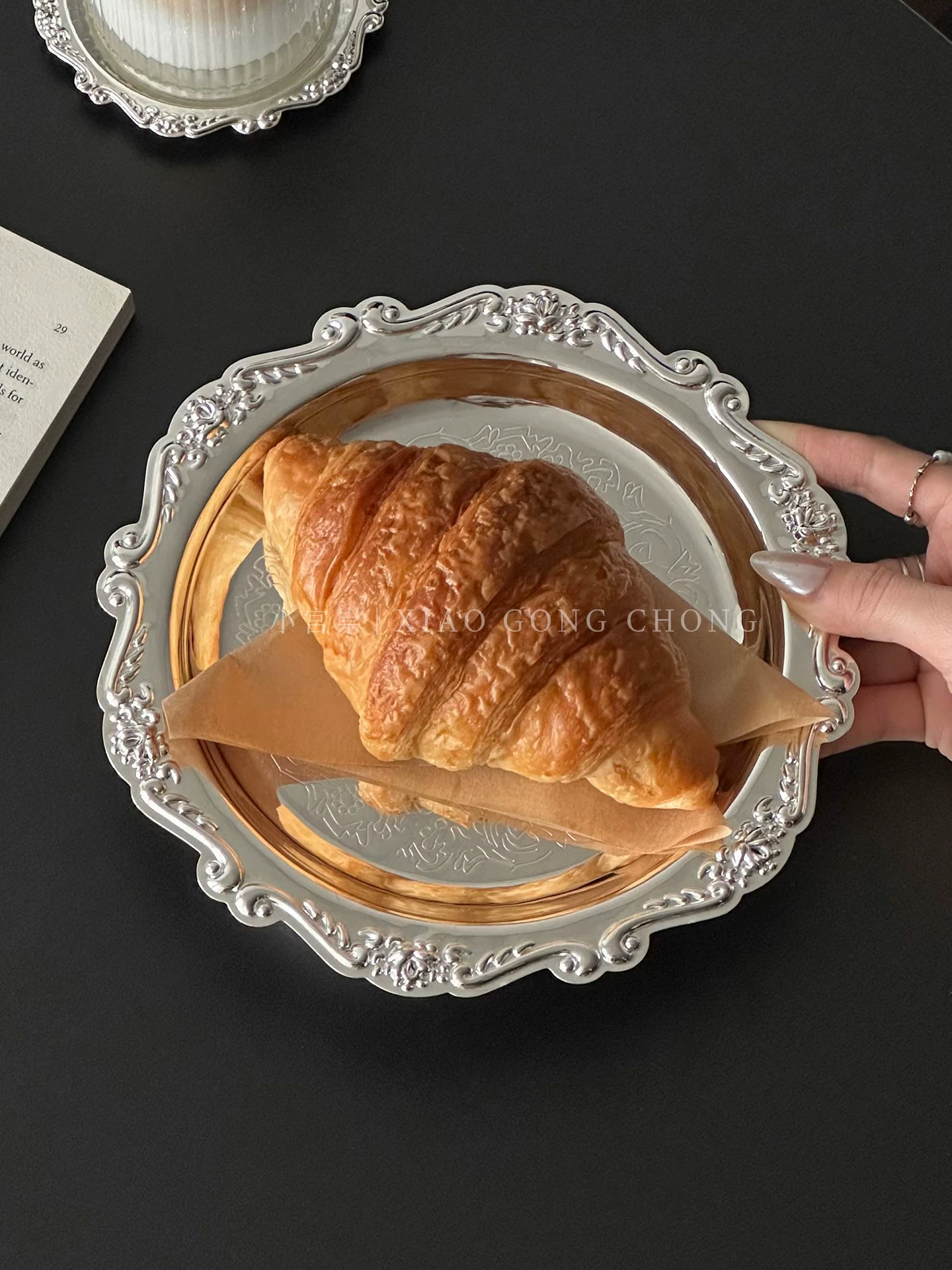 Đĩa tráng miệng kiểu cung điện cổ điển phong cách Ins, khay kim loại chạm khắc cao cấp, đĩa bánh ngọt, đế lót ly, đĩa trà chiều