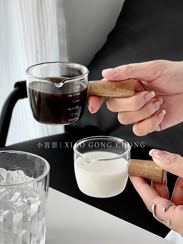 Ly sữa nhỏ bằng thủy tinh kiểu Nhật, có tay cầm bằng gỗ, bình sữa, cốc chiết sữa cà phê có vạch chia, cốc đựng nước chấm mini có tay cầm bằng gỗ