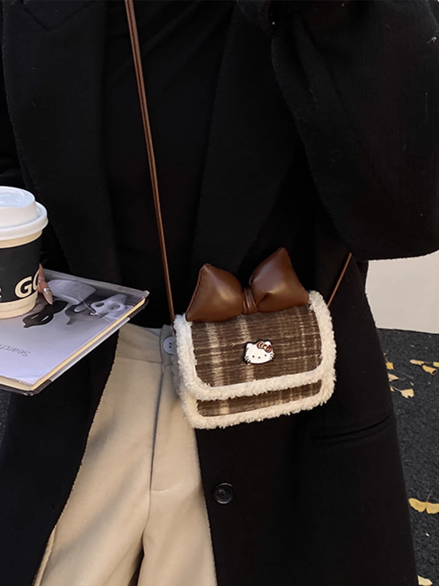 Túi mini cao cấp dành cho nữ, kiểu mới thu đông 2025, túi đeo chéo lông cừu mềm mại có nơ, túi vuông nhỏ.