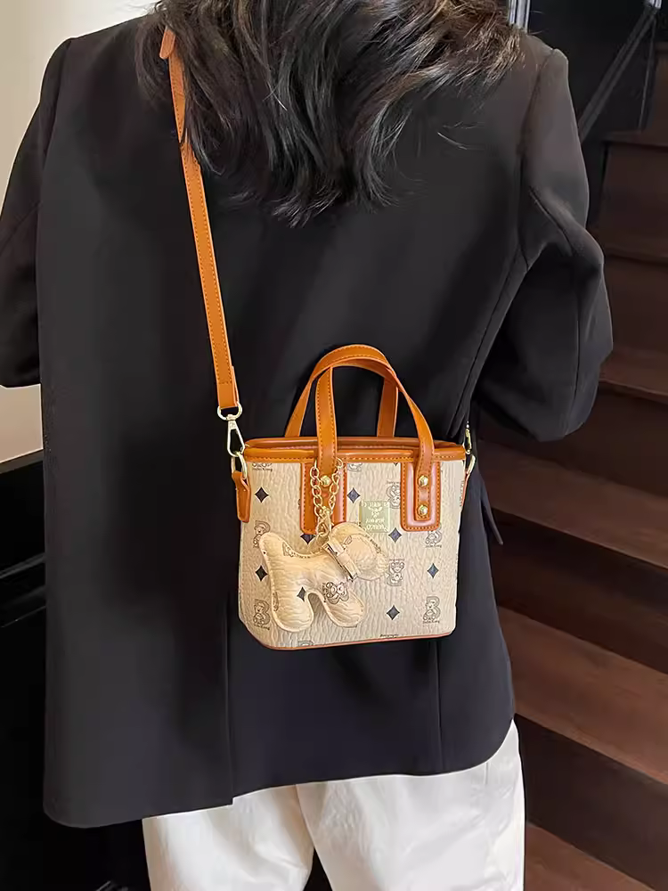 Túi nhỏ siêu hot dành cho nữ, đa năng cho mùa hè, mẫu túi đeo chéo thời trang mới 2025, túi đeo vai xu hướng năm nay.