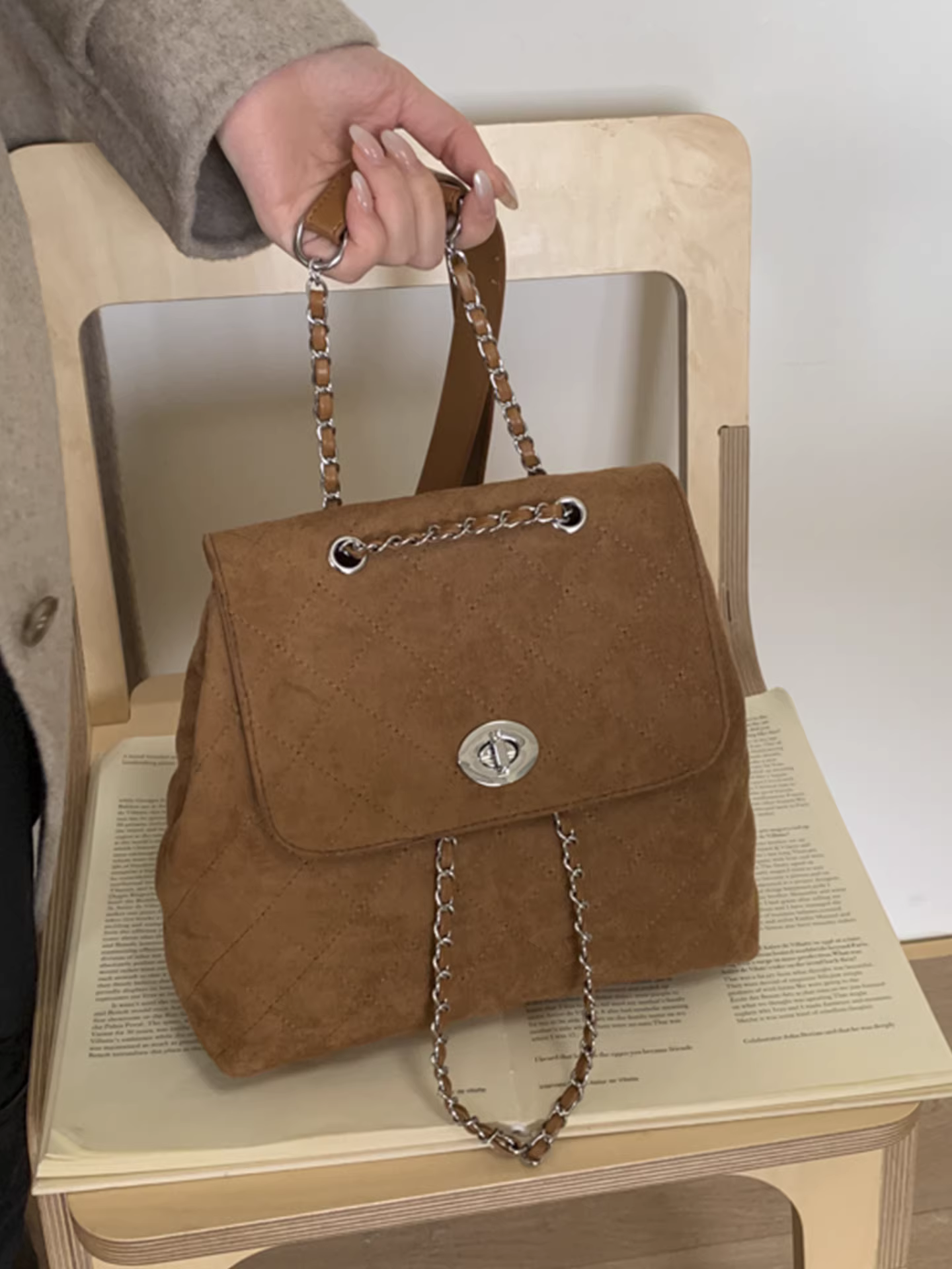 Ba lô da lộn dành cho nữ, thiết kế thông thường, túi đi học dành cho học sinh, dây chuyền, ba lô du lịch nhẹ, sang trọng