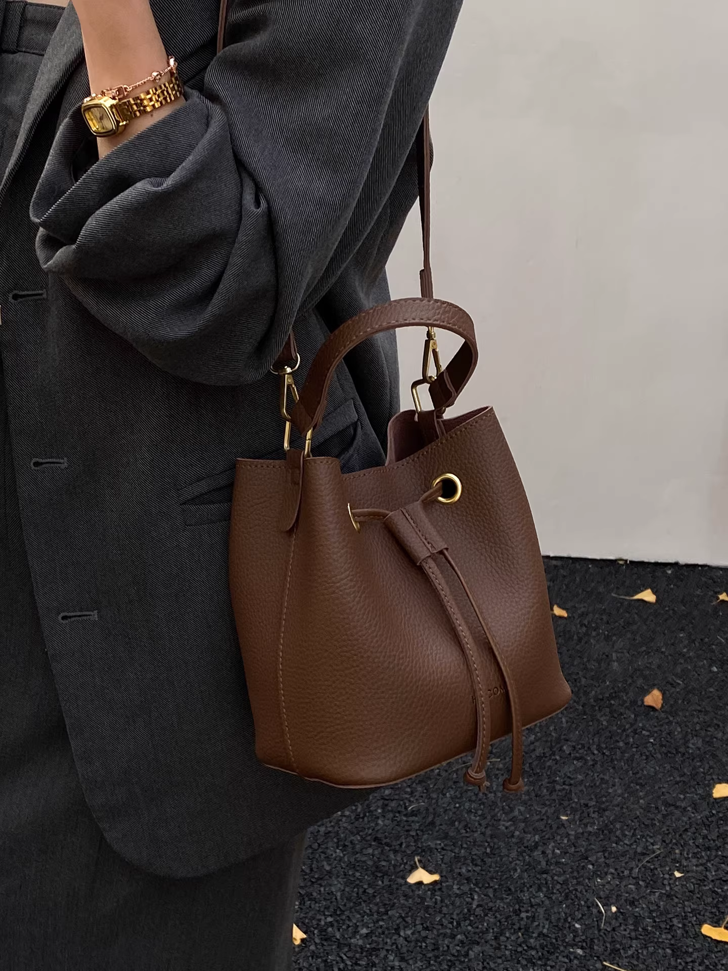 Túi nhỏ cổ điển dành cho nữ, đa năng cho mùa thu đông, túi đeo chéo mẹ và con gái hợp thời trang mới năm 2025, túi xô phổ biến năm nay.