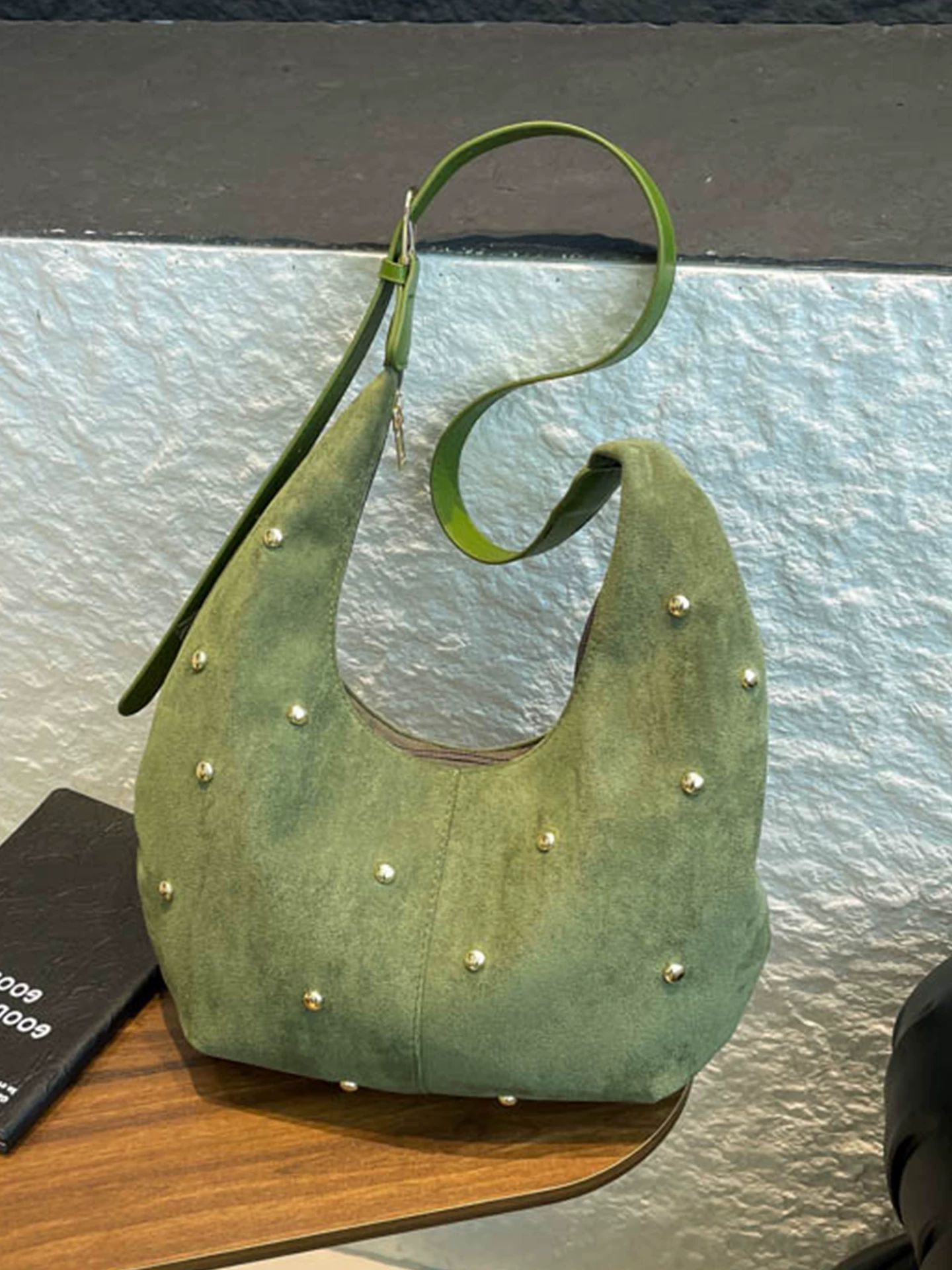 Túi đeo chéo nữ chất liệu da lộn, nhiều ngăn, mẫu mới thu đông 2025, phong cách retro độc đáo, kiểu dáng bánh bao, thích hợp đi làm.