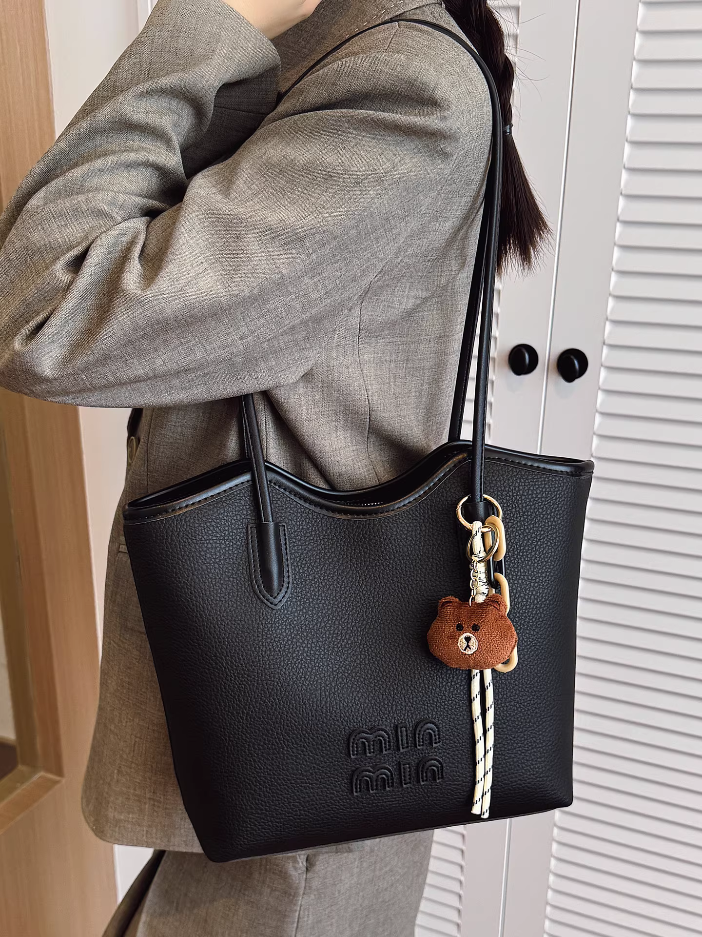 Túi xách nữ dung tích lớn, đa năng trong mùa thu đông, kiểu dáng mới 2025, túi đeo vai đơn giản và có họa tiết, túi tote đi làm và đi làm hàng ngày