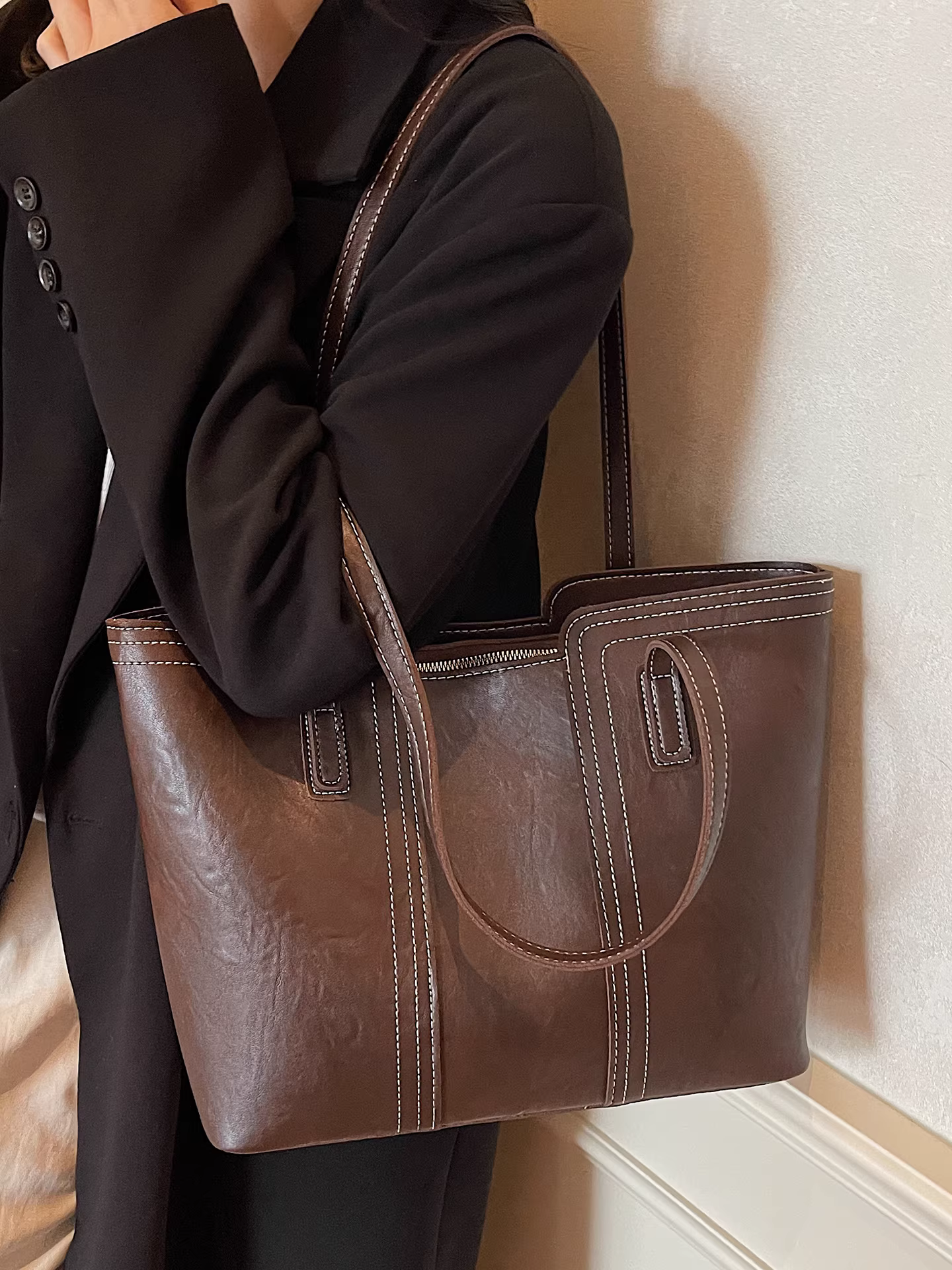 Túi xách cổ điển dành cho nữ, sức chứa lớn, túi đeo vai đa năng thu đông 2025, hợp thời trang năm nay, túi tote đi làm có họa tiết.