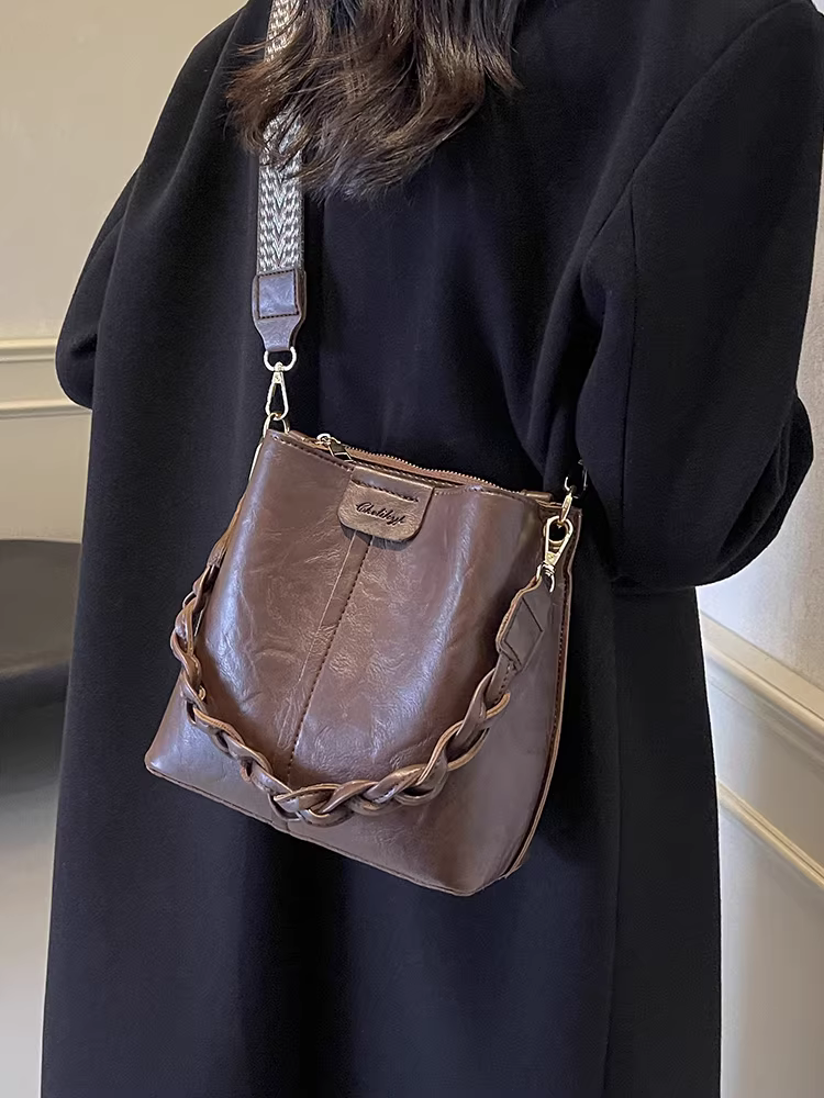 Túi xách nữ kiểu mới 2025, túi đeo vai dáng xô thời trang thu đông, thiết kế retro độc đáo, dây đeo rộng, đeo chéo