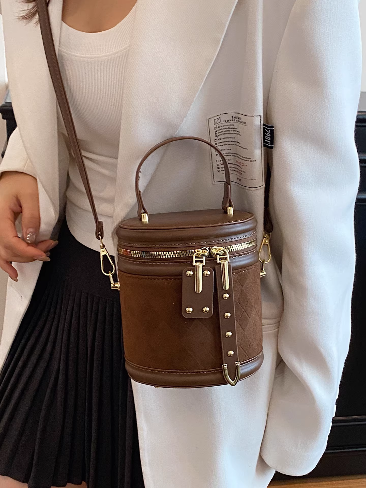 Túi nhỏ siêu hot dành cho nữ, phong cách retro thu đông 2025, túi đeo chéo mới, túi xô mini đang thịnh hành năm nay.