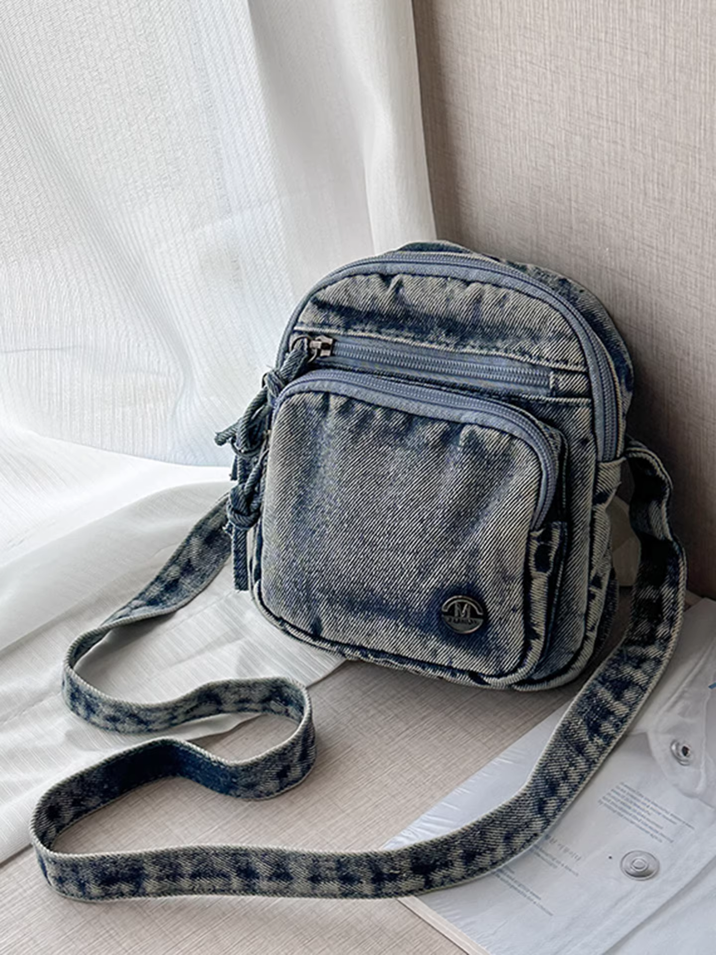 Túi denim nữ, mẫu mới hè 2025, thiết kế độc đáo, đeo chéo một bên vai, túi điện thoại thời trang cao cấp.