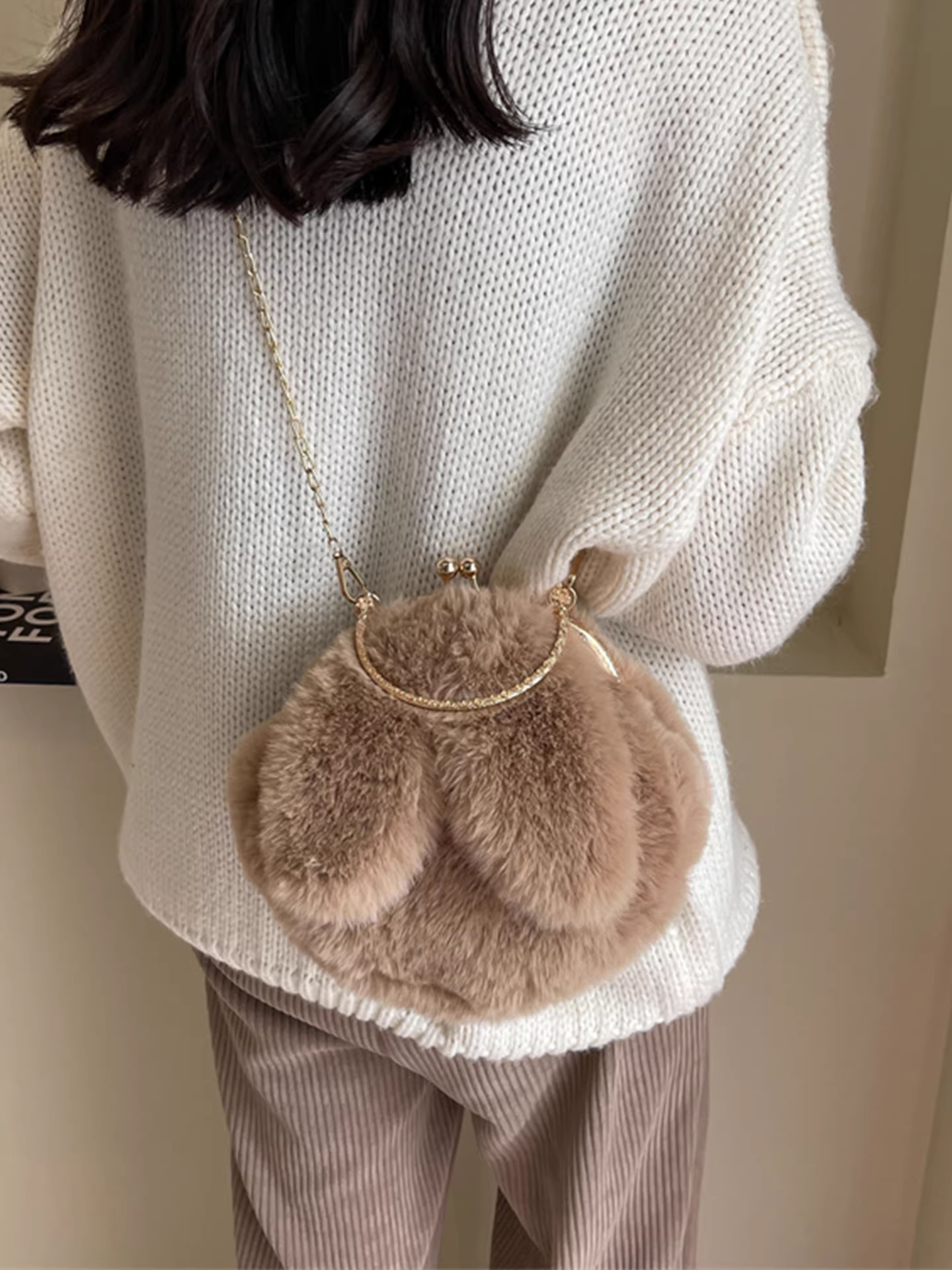 Túi xách lông thú cao cấp dành cho nữ, mẫu mới thu đông 2025, túi đeo chéo dây xích, túi tròn lông xù dễ thương