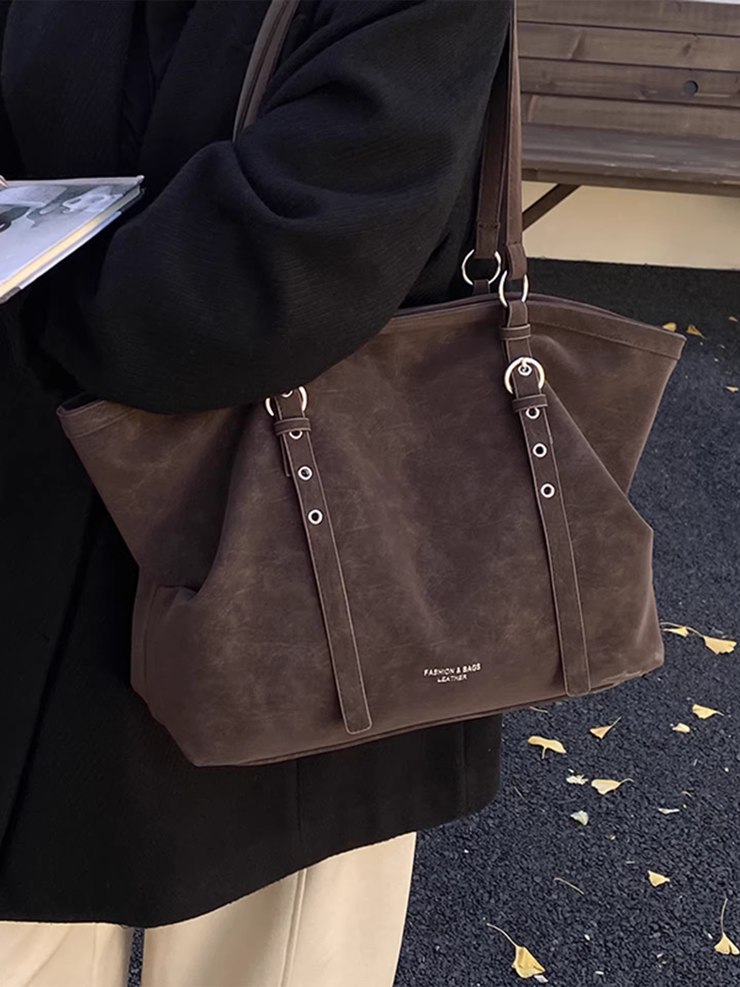 Túi tote retro dành cho nữ, dung tích lớn, mẫu mới thu đông 2025, đa năng, đeo vai, kiểu xếp ly, dành cho sinh viên đi học.