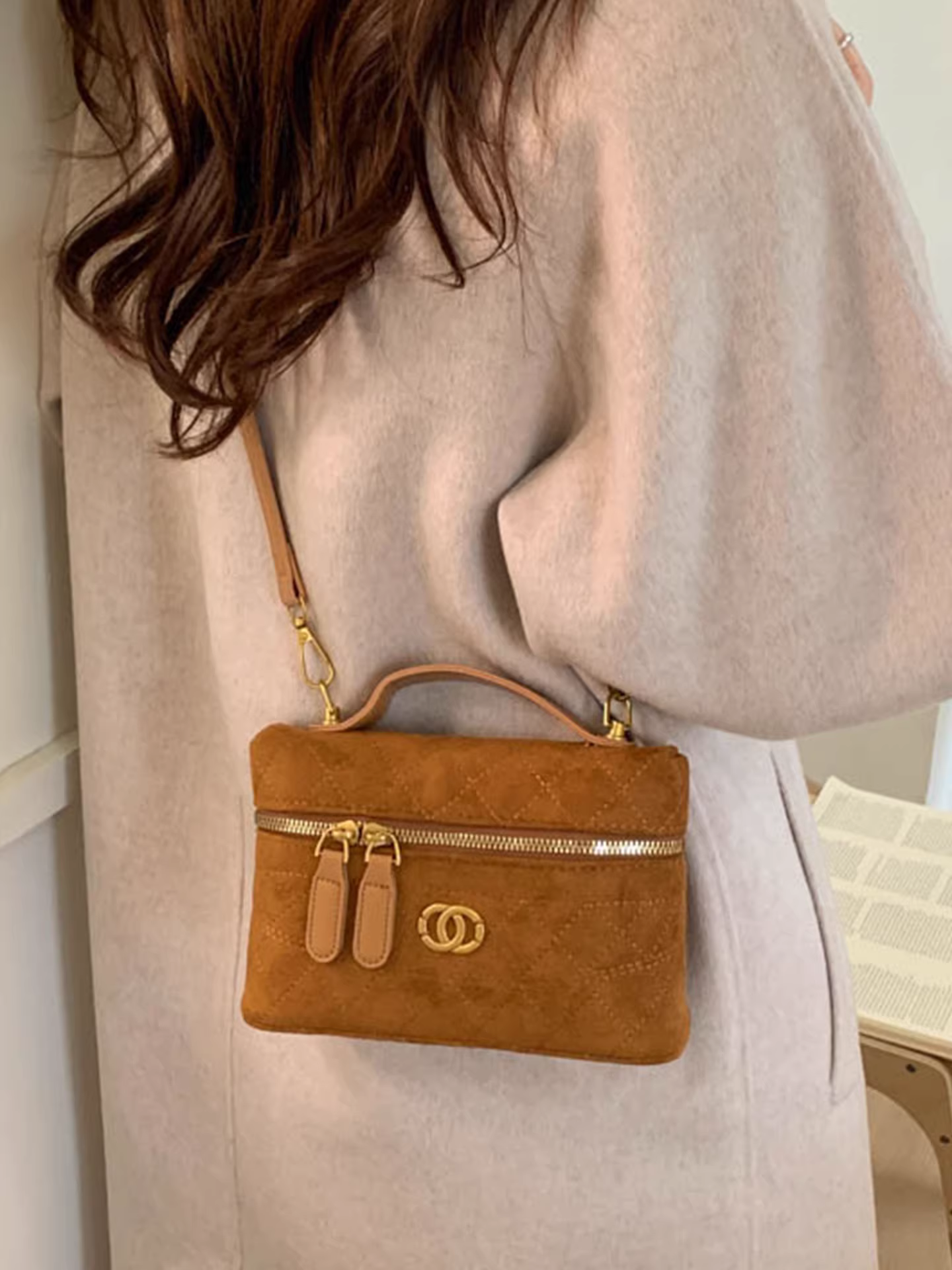 Túi xách nữ cao cấp, mùa thu đông 2025, kiểu dáng retro mờ, đeo chéo một bên vai, túi vuông nhỏ cầm tay đang thịnh hành